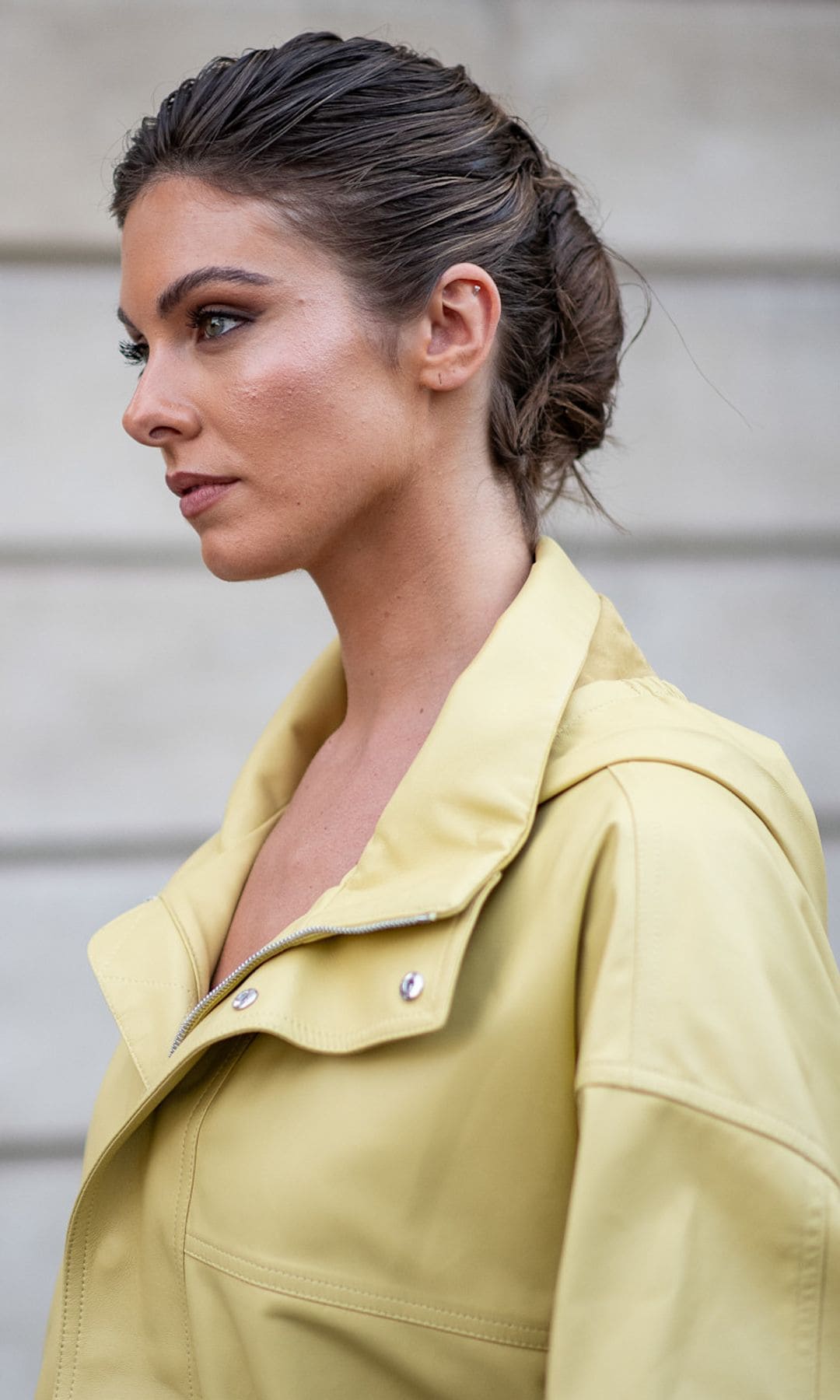 Invitada semana moda Milán cazadora amarilla y recogido hacia atrás