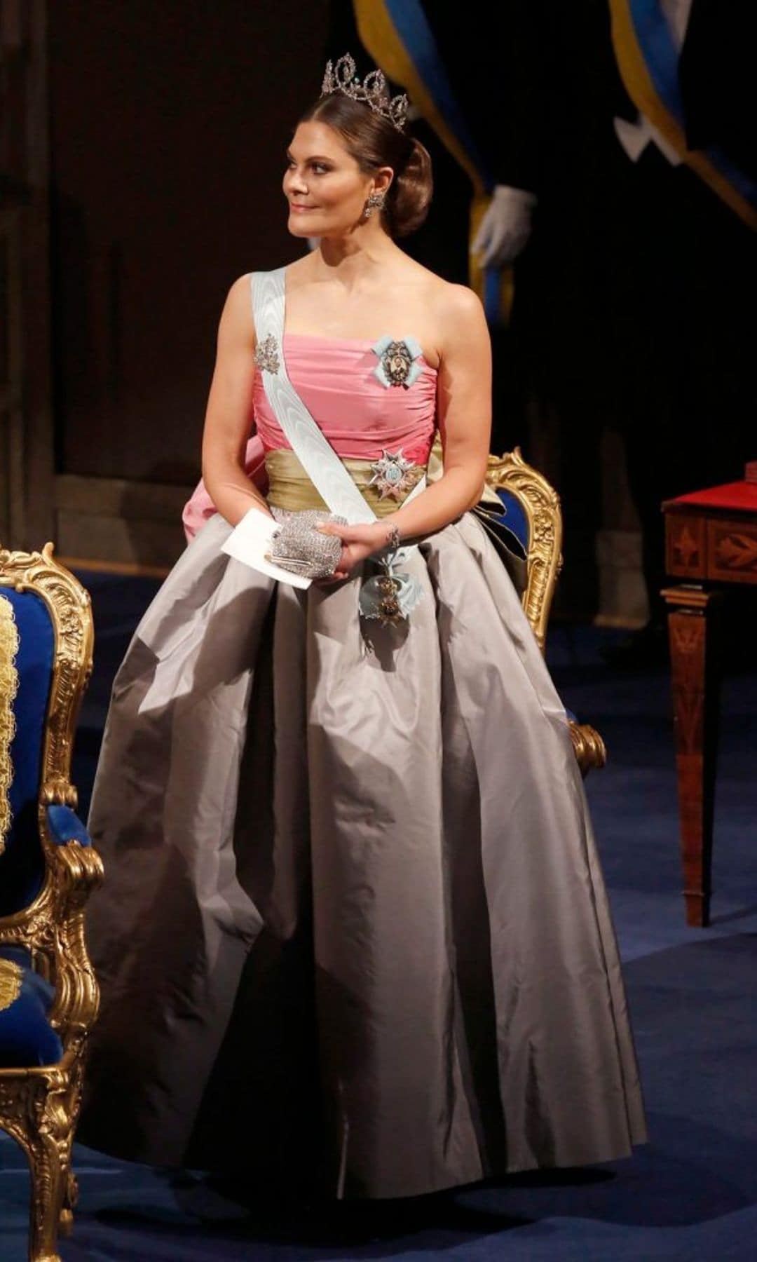 Victoria de Suecia rescata un vestido de gala que su madre, la reina Silvia, también lució en los Premios Nobel hace 30 años
