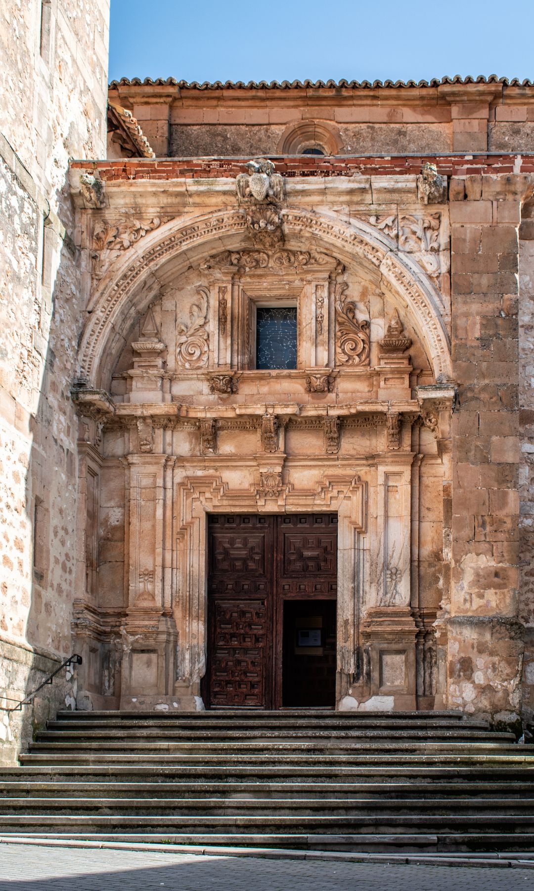 Entrada a la iglesia de San Juan Bautista de Jadraque, Guadalajara