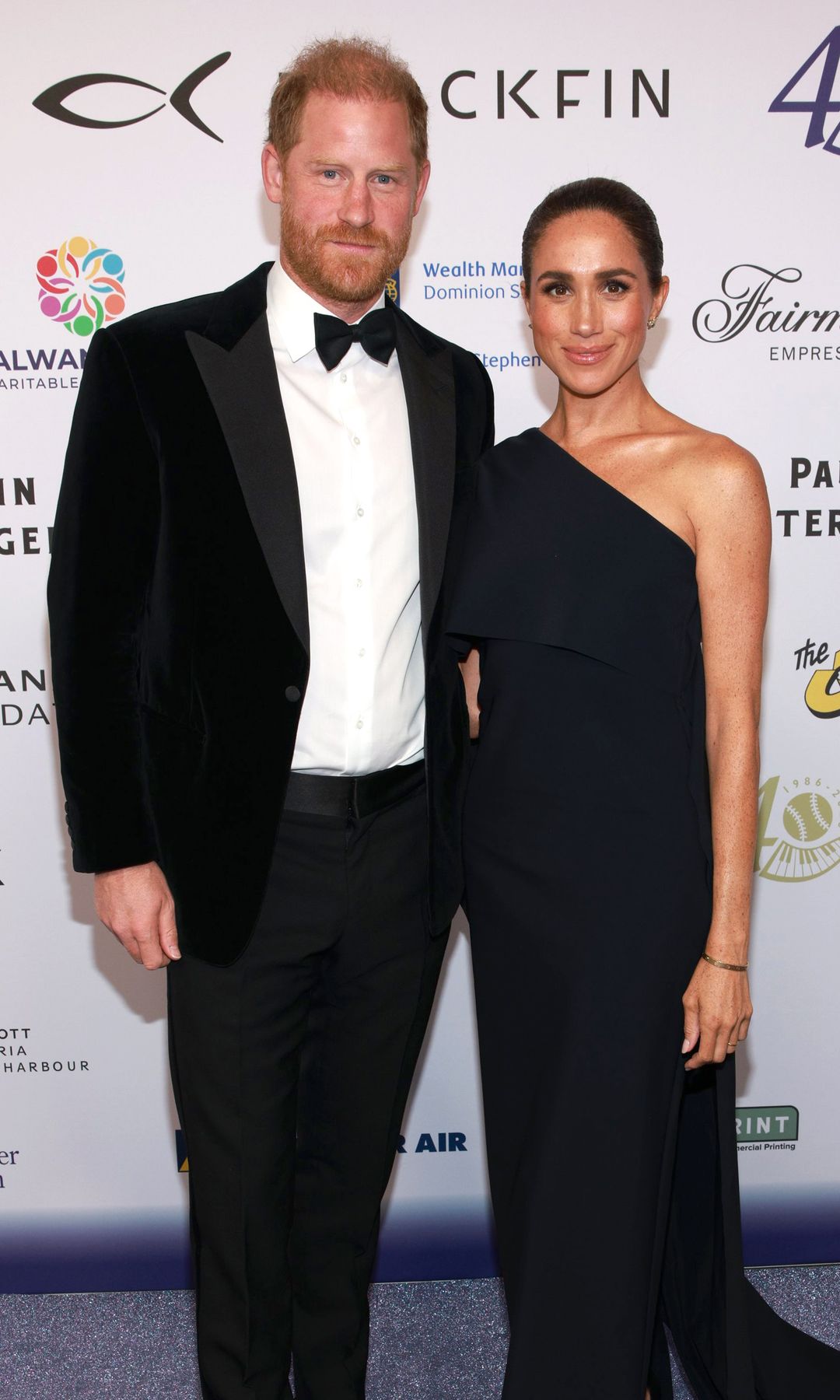 Meghan Markle deslumbra junto al príncipe Harry en una noche de gala con su vestido azul y los pendientes de zafiros de Lady Di