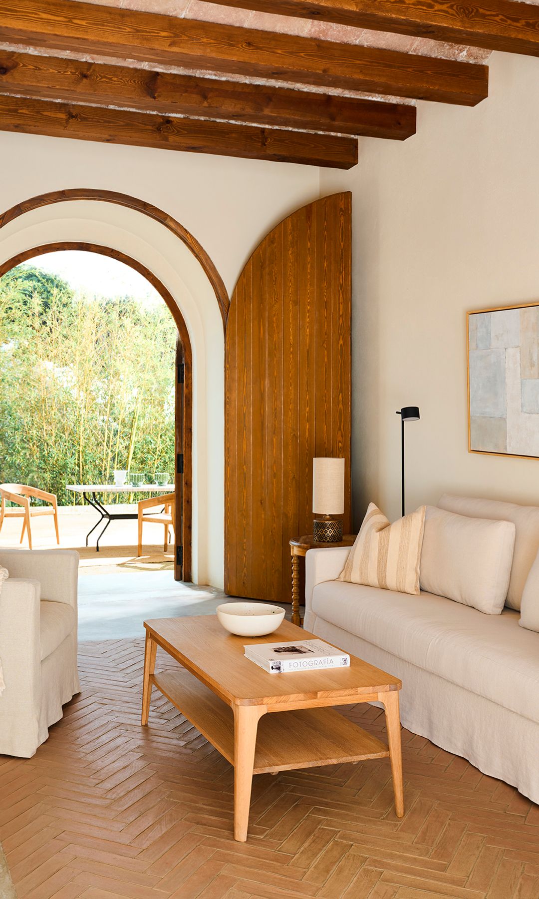 Salón decorado en tonos neutros