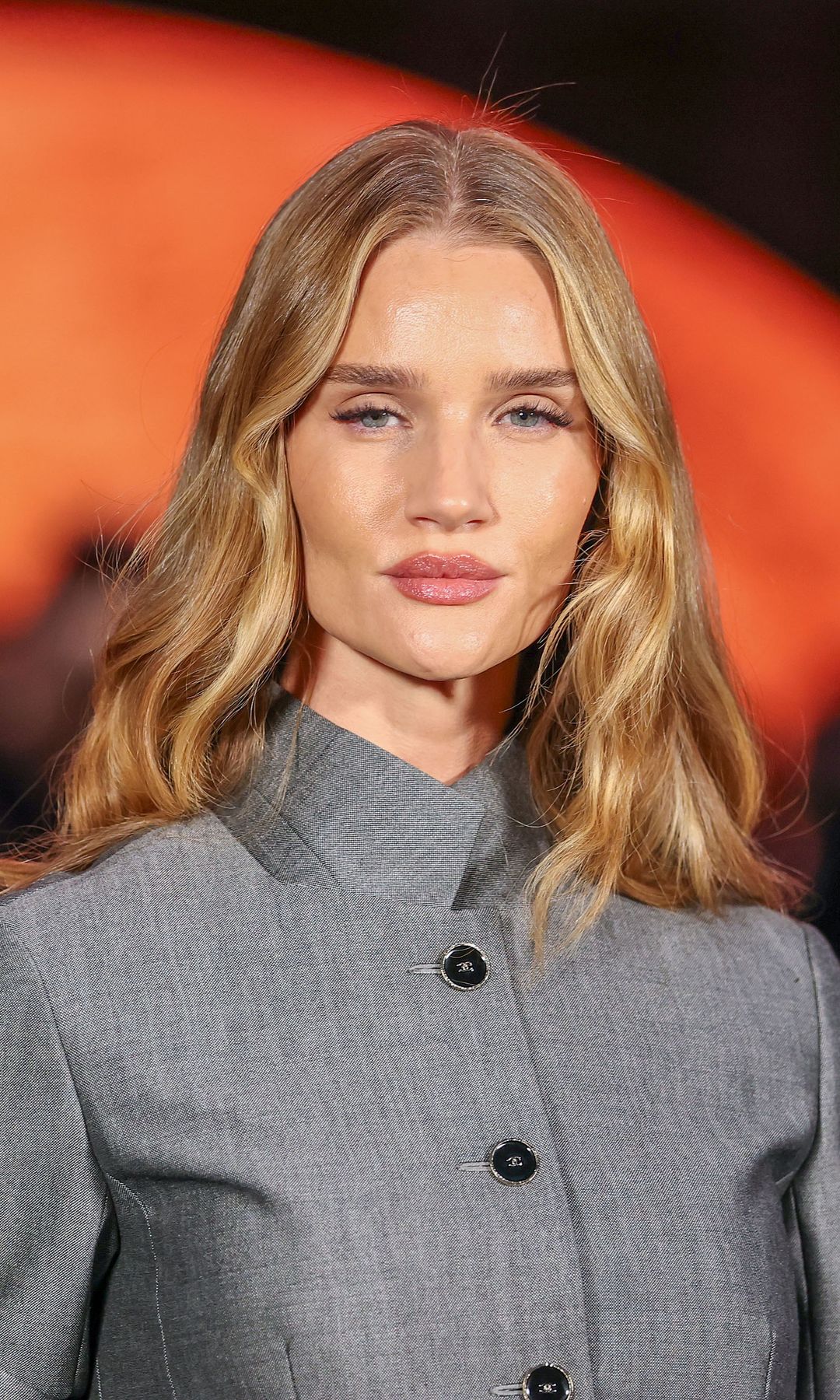 Rosie Huntington-Whiteley luce un rubio 'miel con jengibre' ideal para el invierno