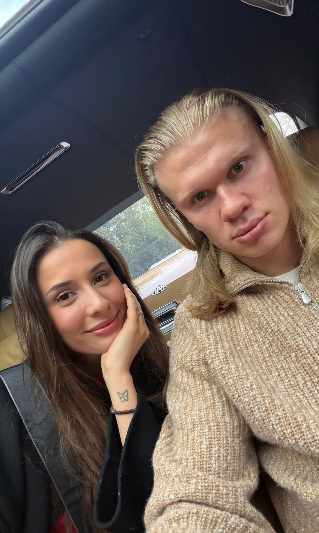 La pareja se conoce desde la infancia, cuando ambos jugaban en las categorías inferiores del Bryne FK, el club donde comenzó la carrera del delantero