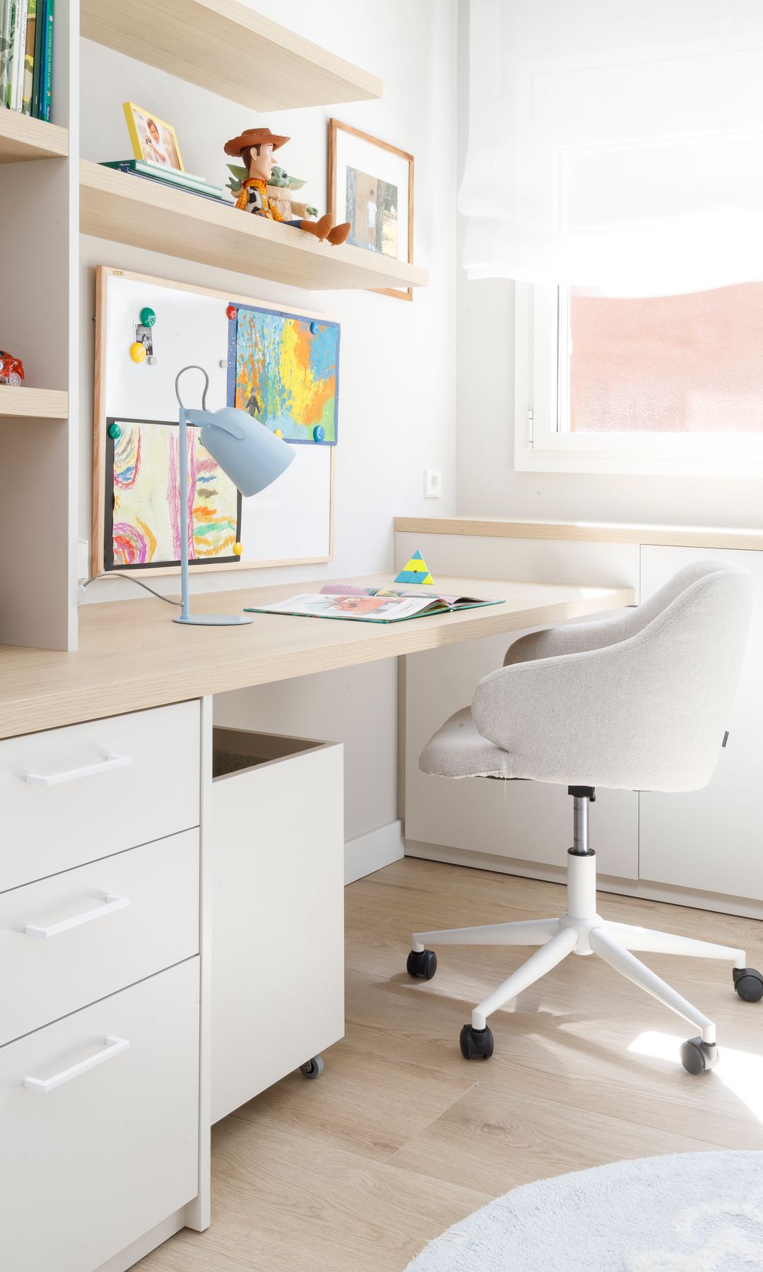 Detalle de zona de escritorio en habitación infantil
