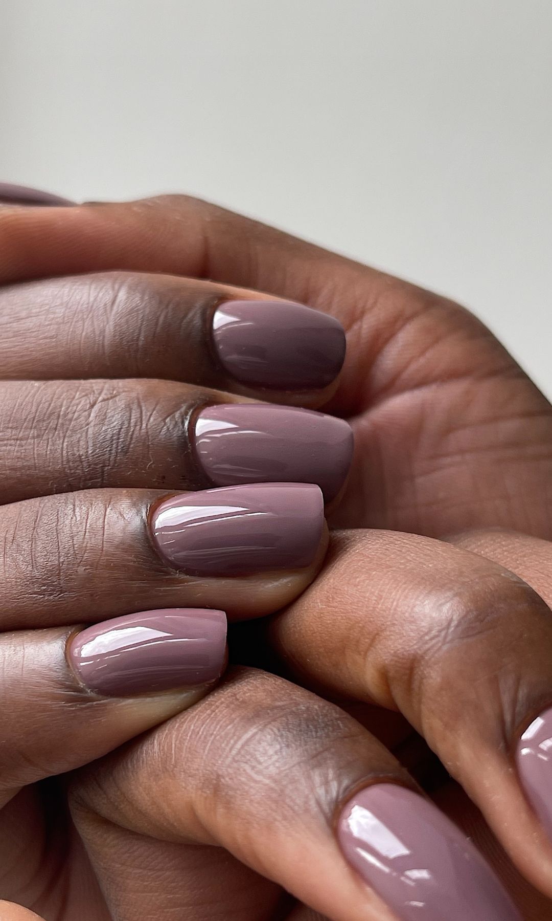 Manicura en color malva