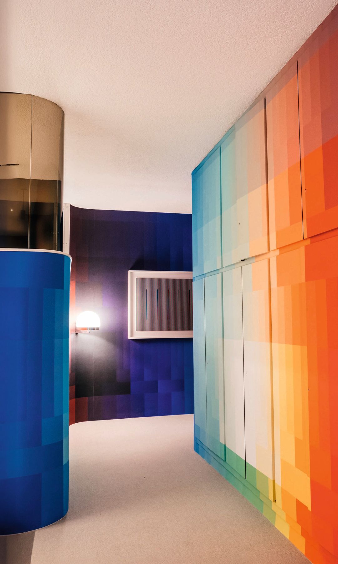 Distintas perspectivas de la habitación cromática creada en la vivienda del artista