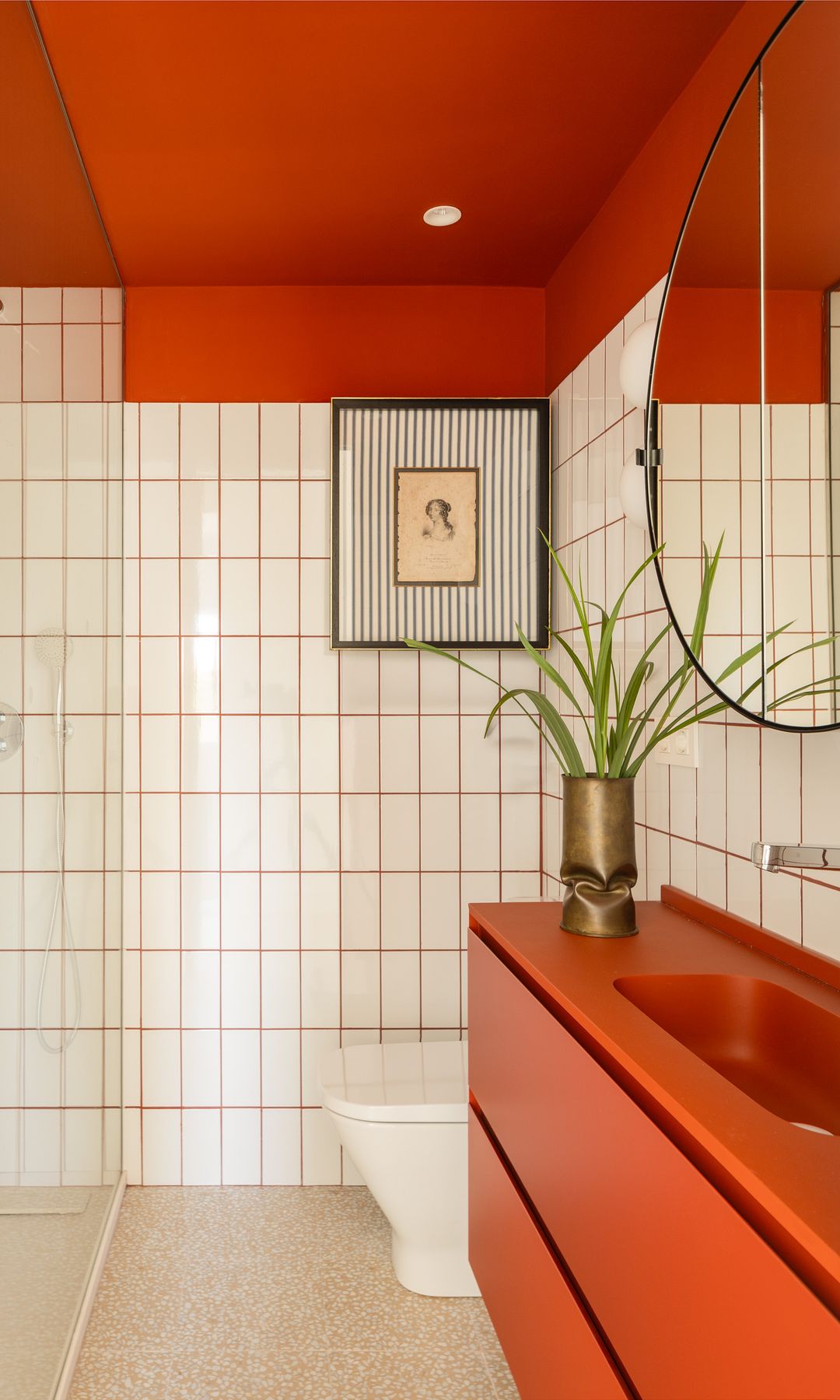 Baño decorado en color naranja