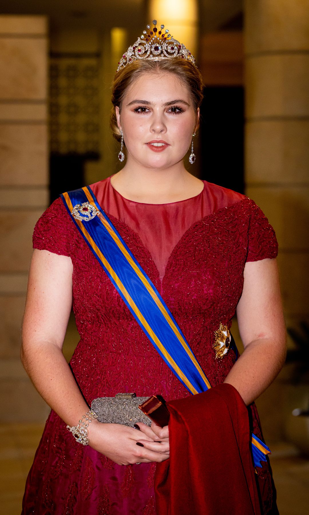 Amalia de Holanda con vestido rojo de gala en la boda de Hussein de Jordania