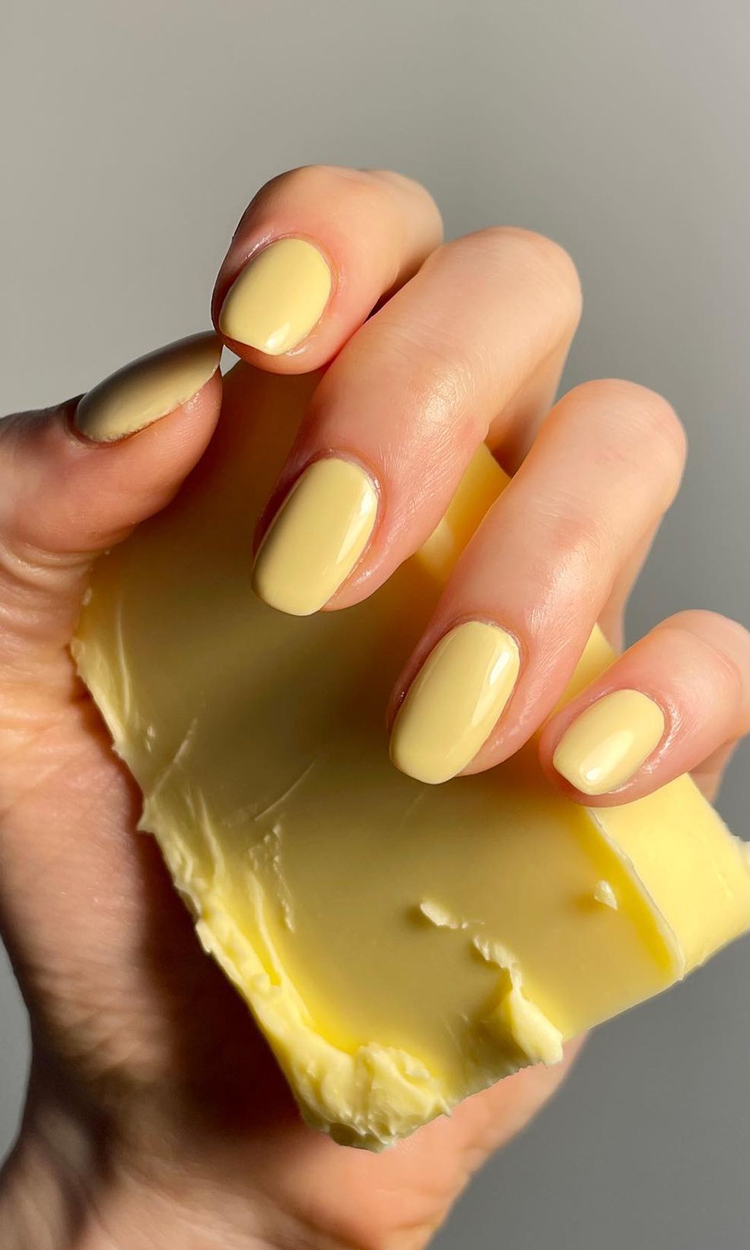 Manicura amarillo mantequilla