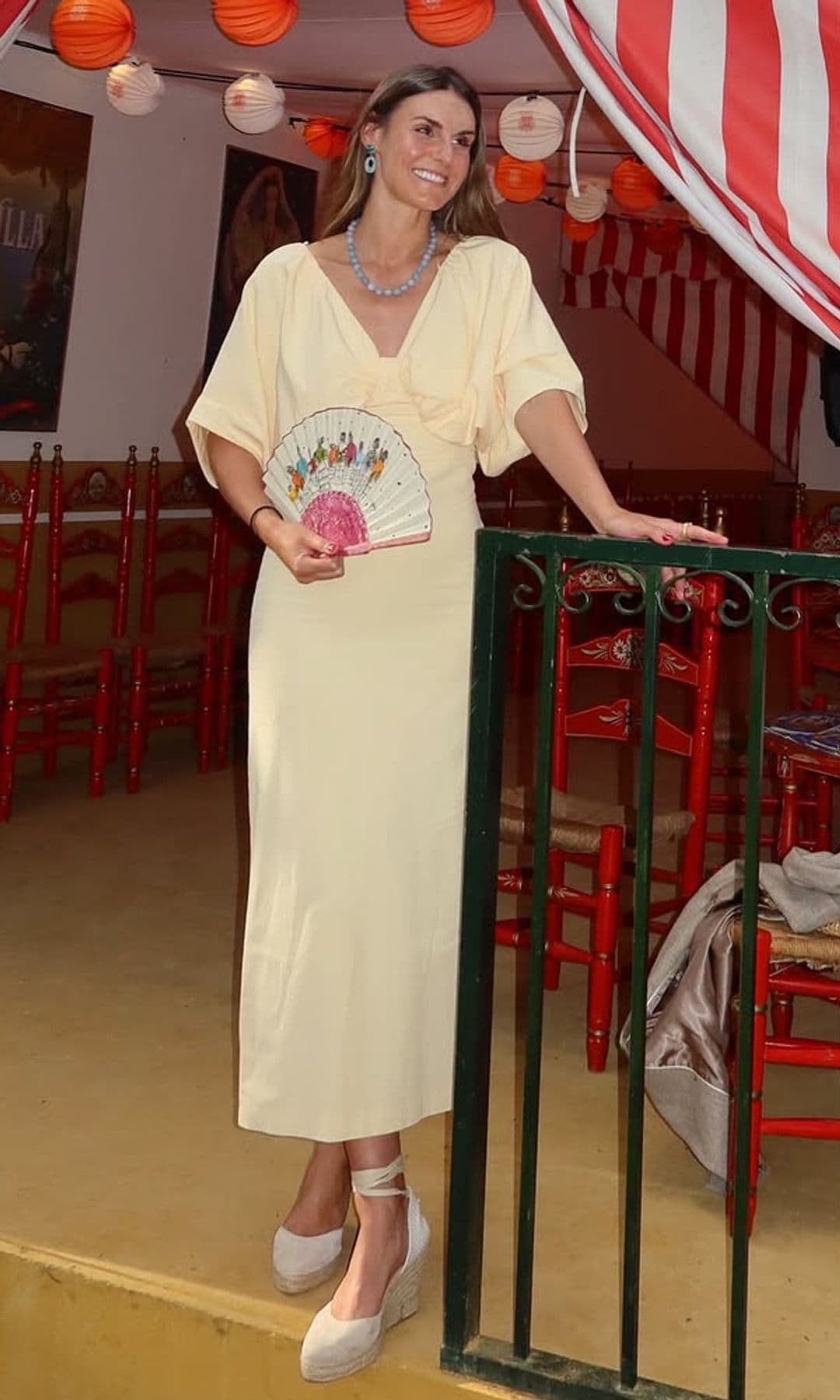 Alejandra Flores con vestido amarillo mantequilla en la Feria de Abril