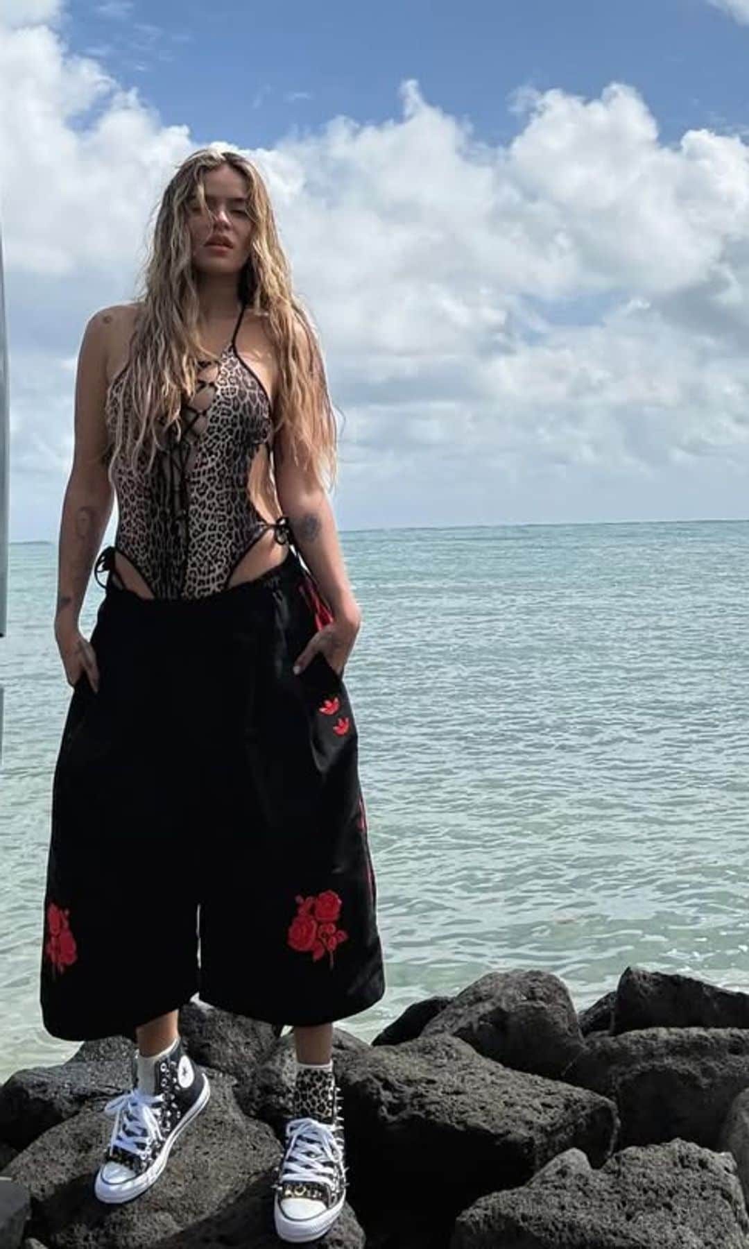 La longitud del cabello de Karol G antes de cortarlo 