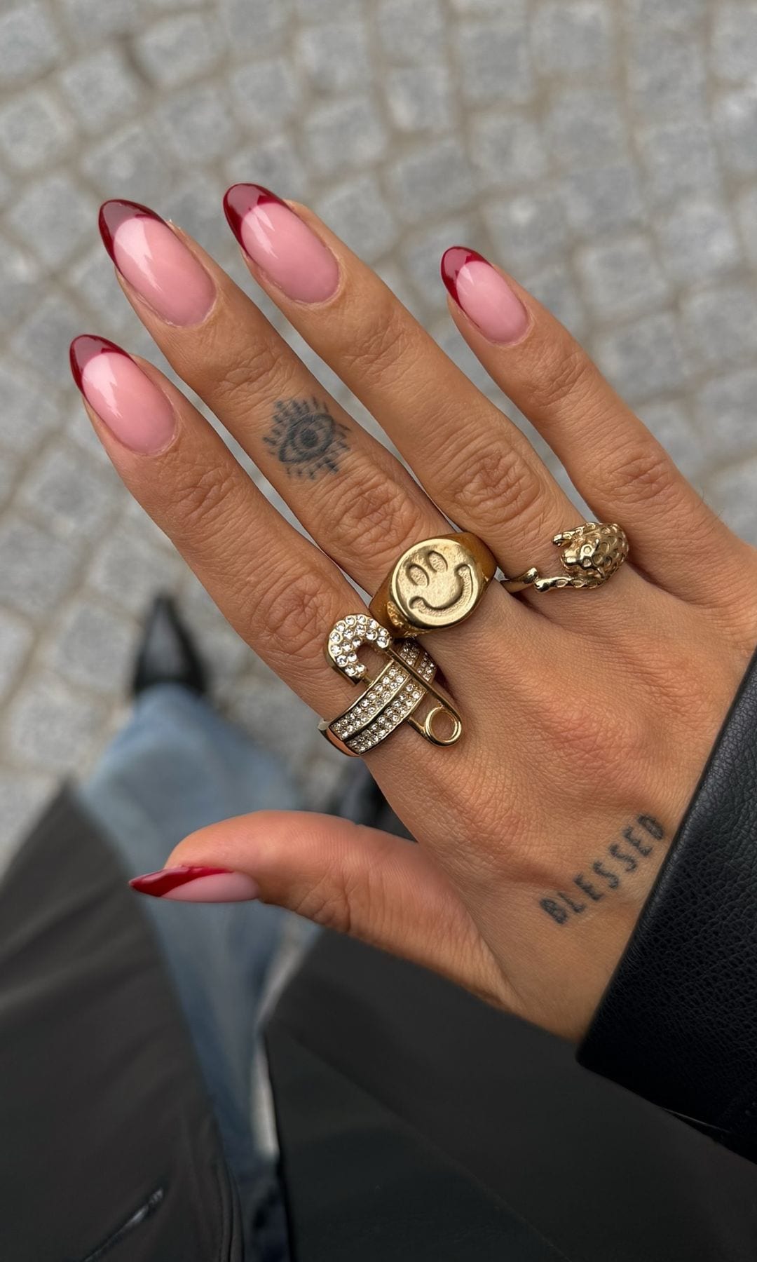 Manicura francesa granate