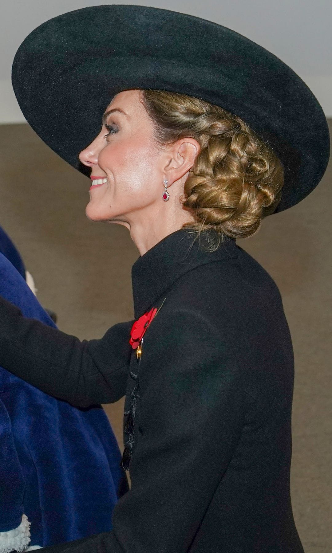 Kate Middleton con moño trenzado y tocado negro