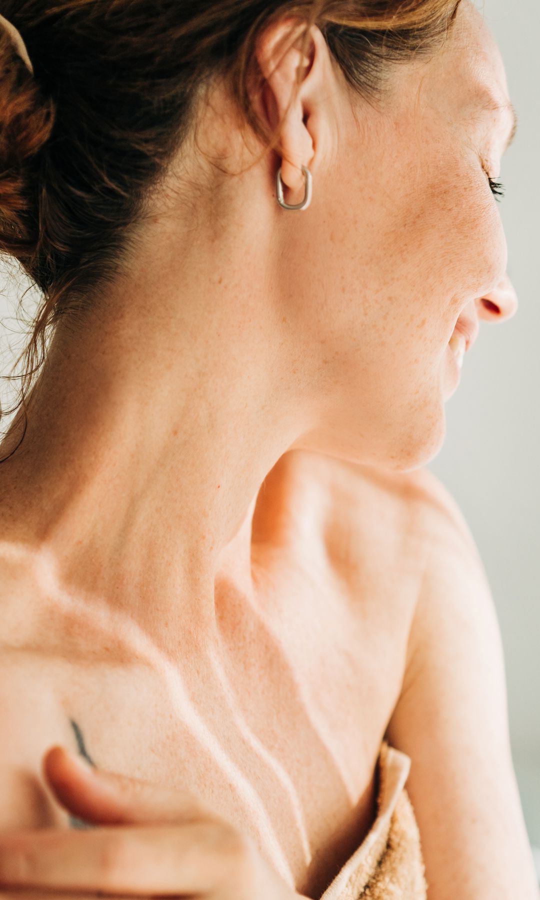 Una mujer con el cuello joven