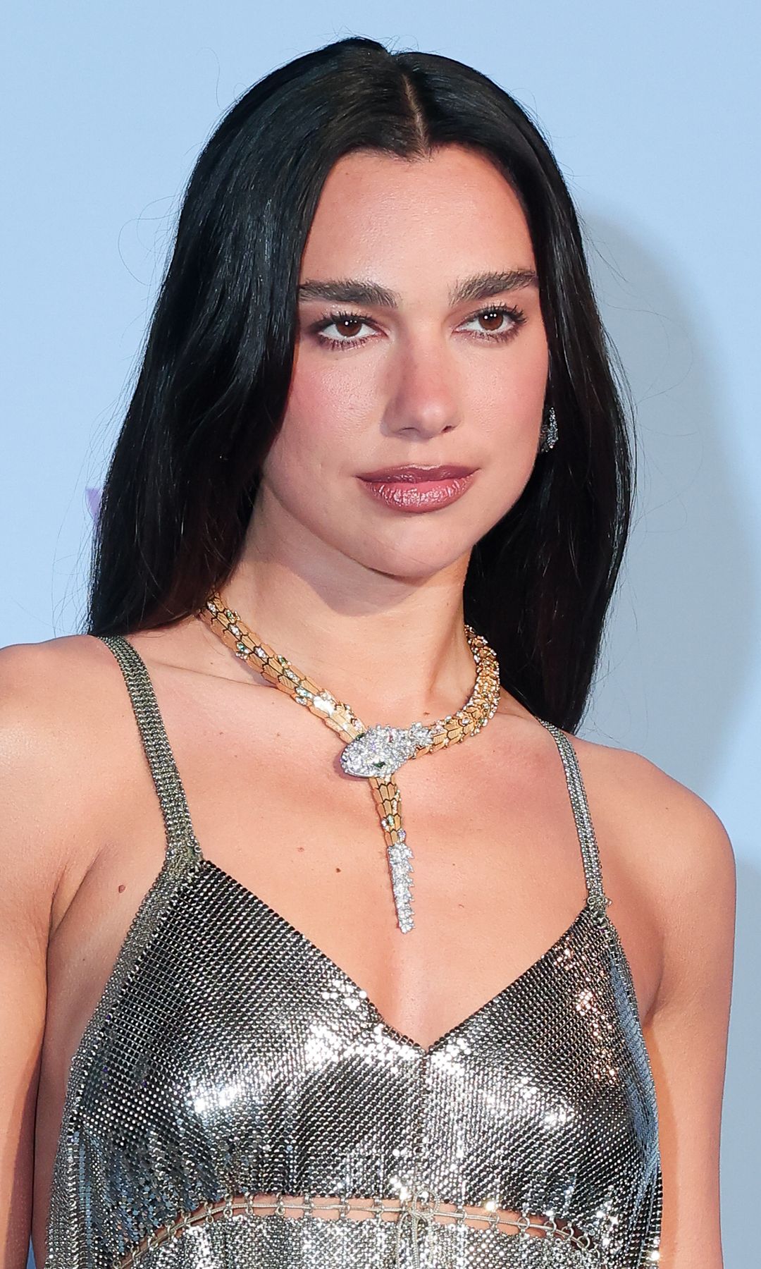 Dua Lipa con cejas rectas