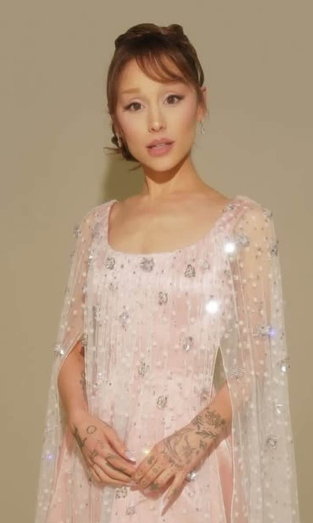 Ariana grande con nuevo look castaño