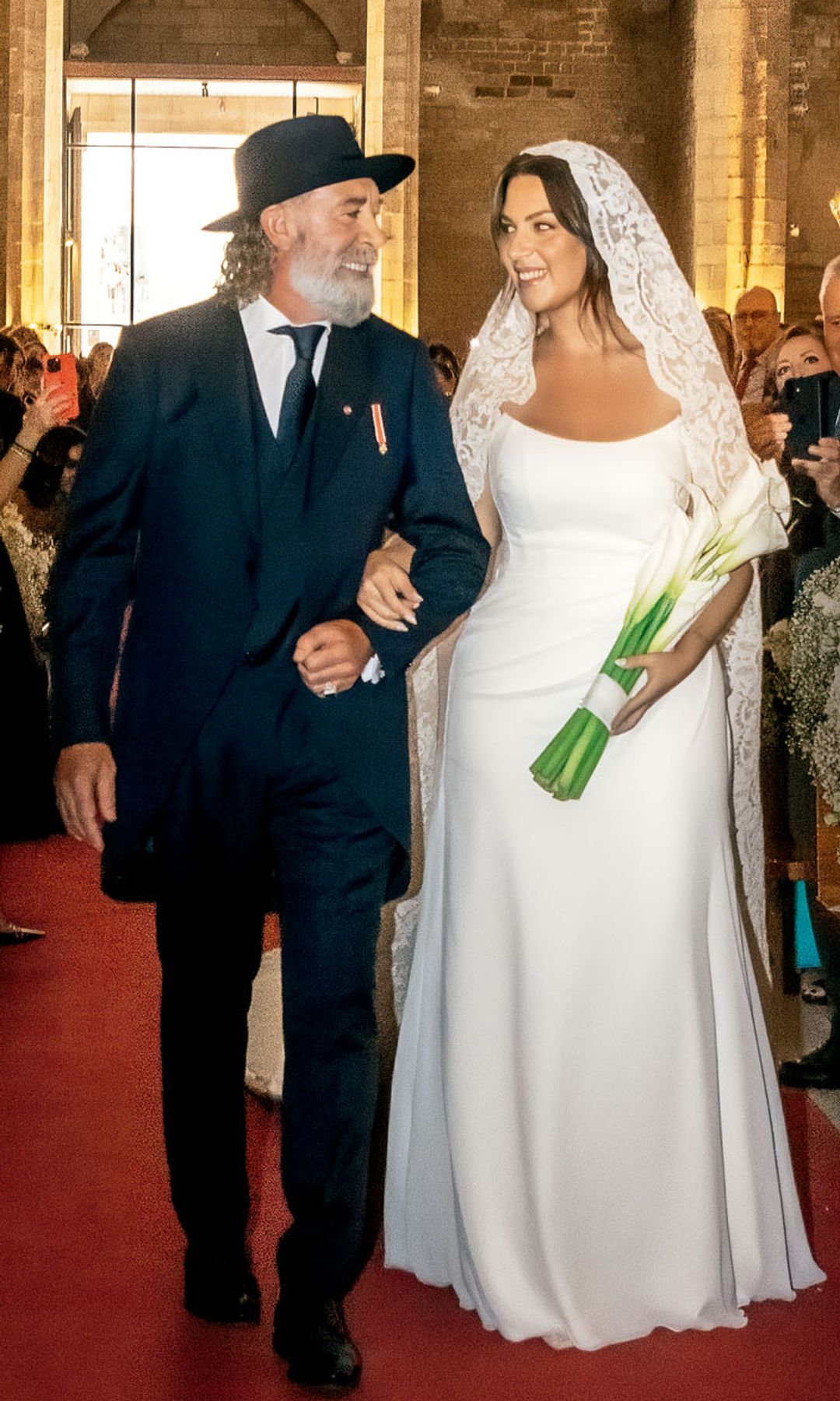 Giulia Sagliocco entrando en la iglesia del brazo de su padre