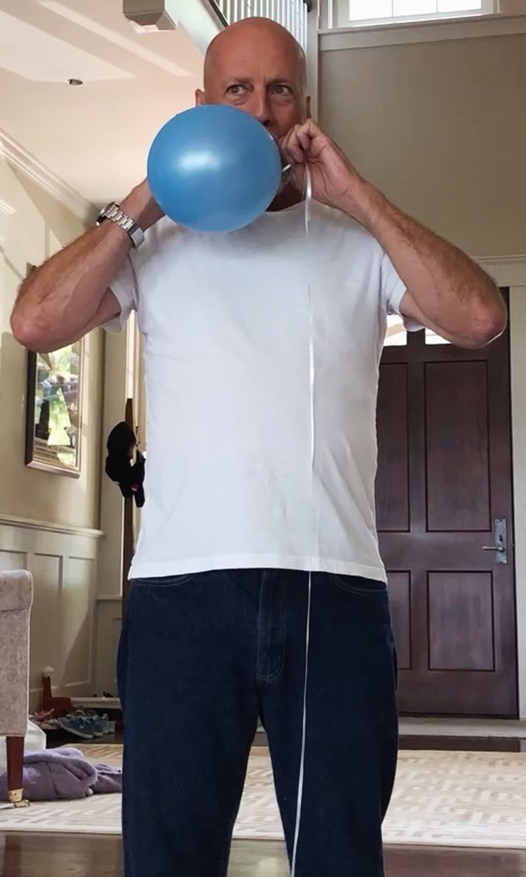 Bruce aprovechaba el helio del globo para afinar su voz en un divertido vídeo 