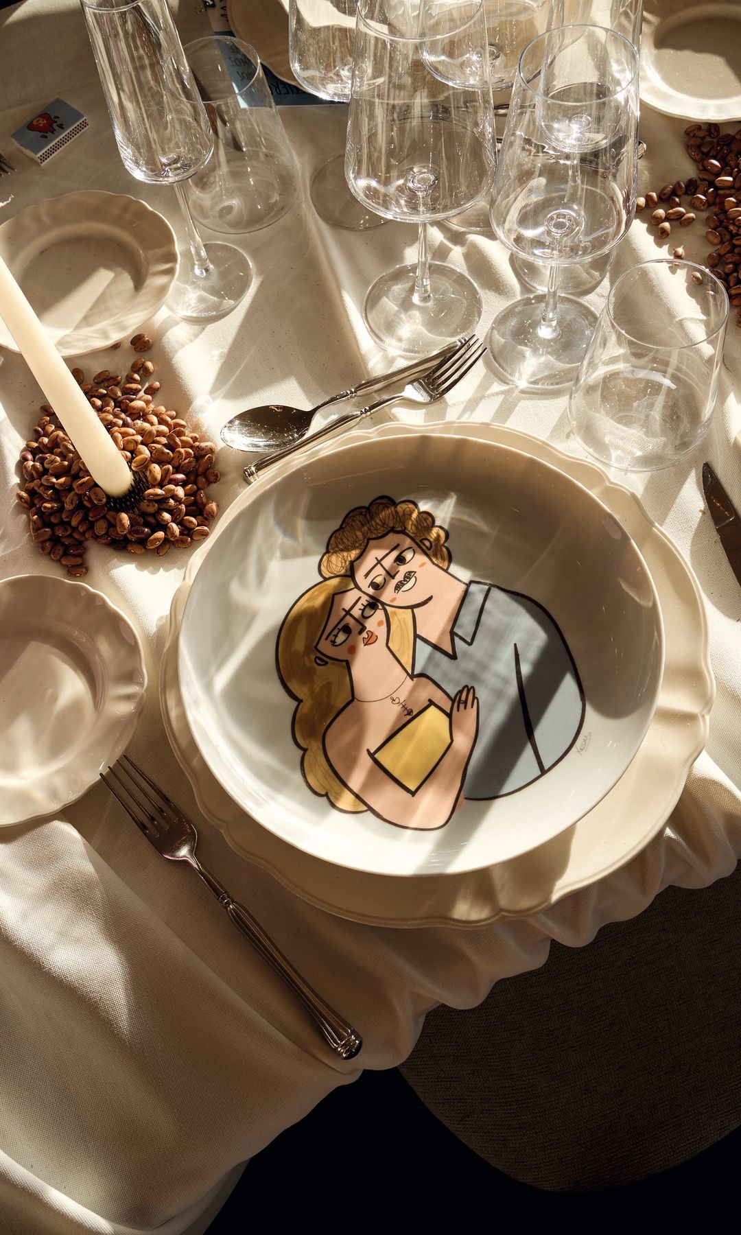 Unos platos personalizados con las caras de Anna y Mario, regalo de Xoan Viqueira