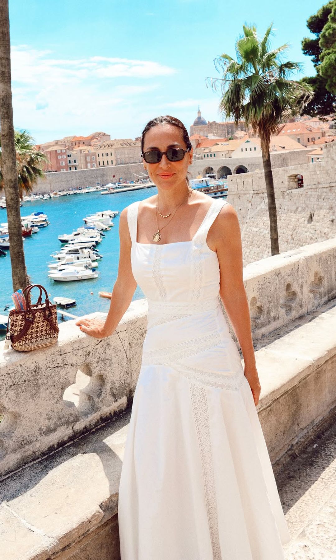 Tamara Falcó recorre el Mediterráneo con Iñigo Onieva luciendo el vestido blanco más elegante y fresquito del verano