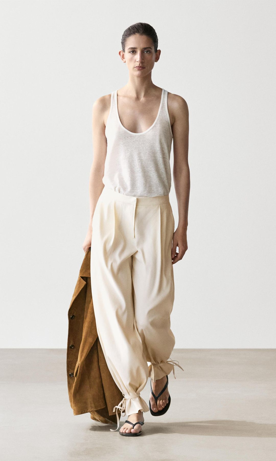 Pantalones bombachos con detalle de lazo, de Massimo Dutti. 
