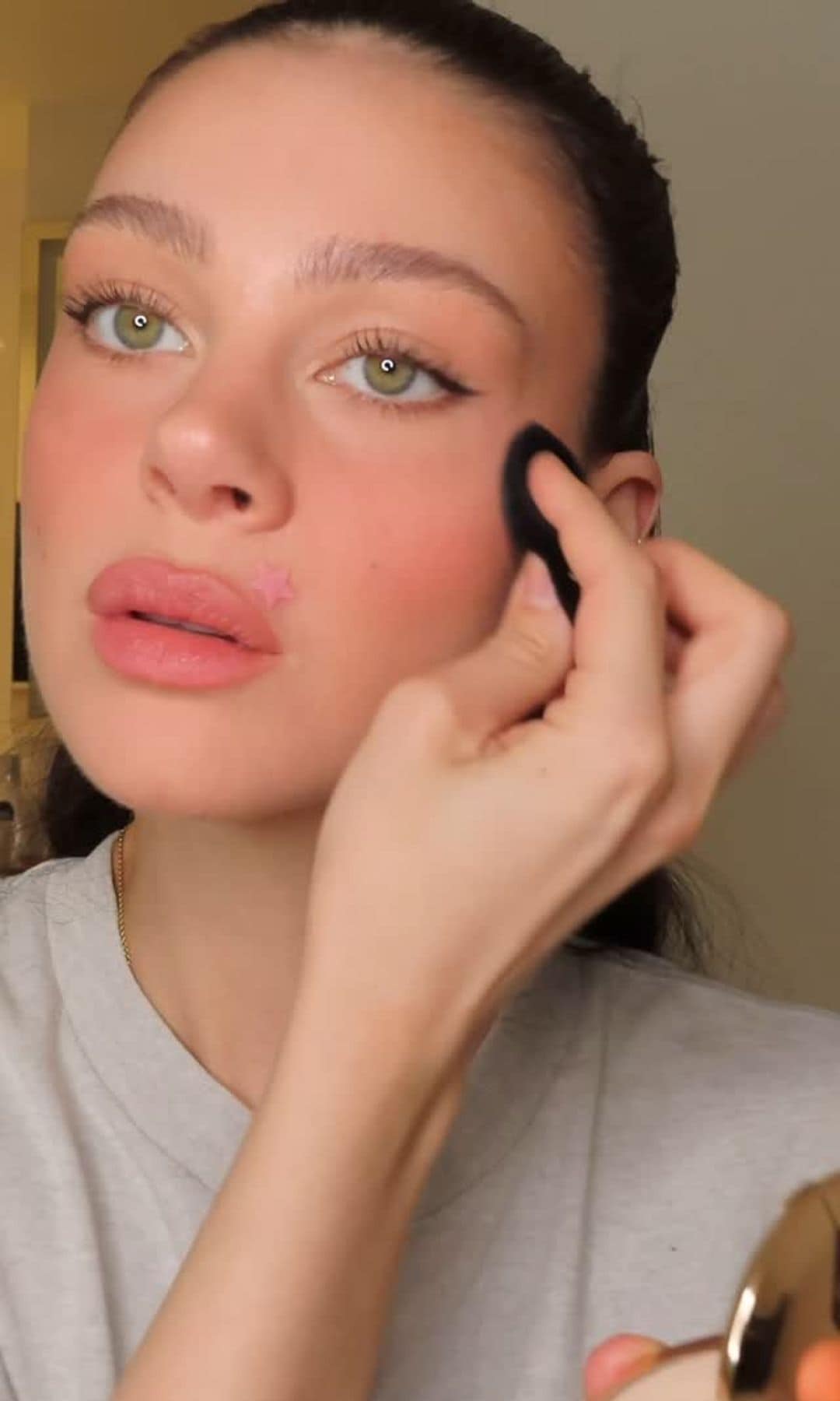 Parches estrellas para granos Nicola Peltz