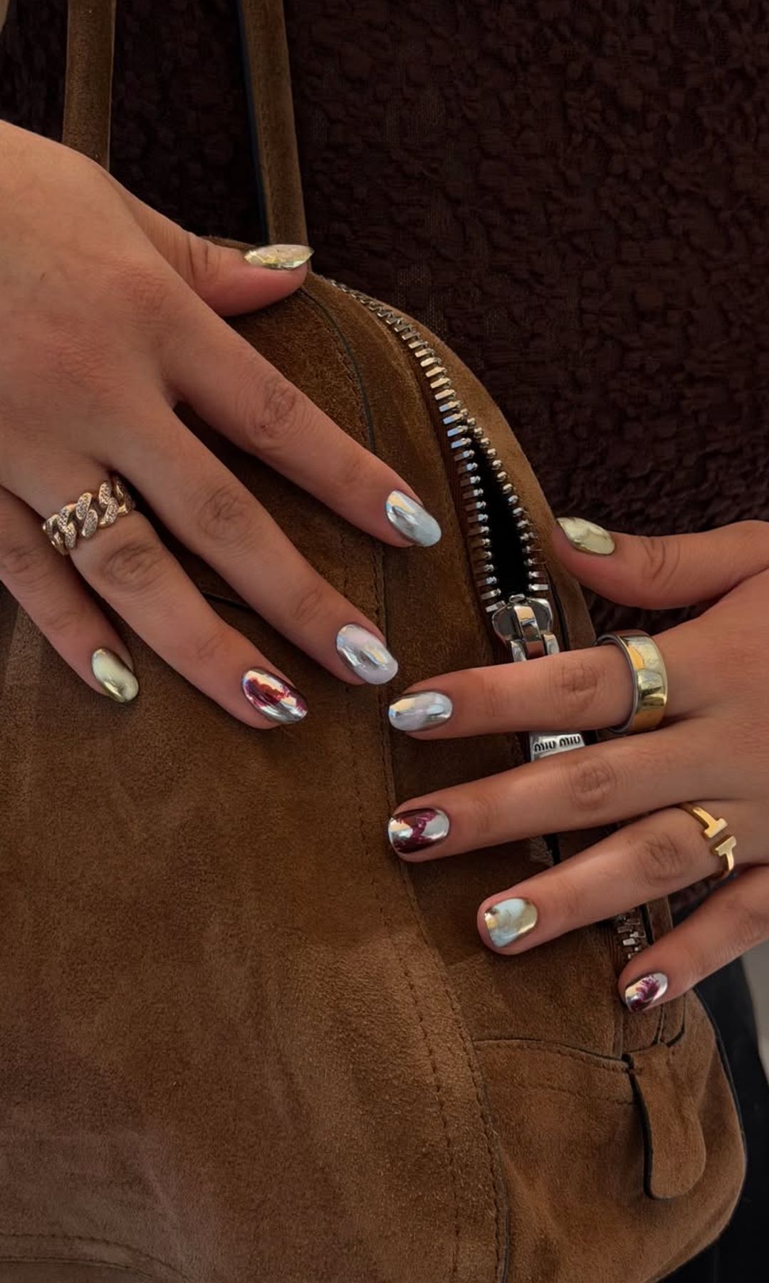 Manicura con detalles metalizados