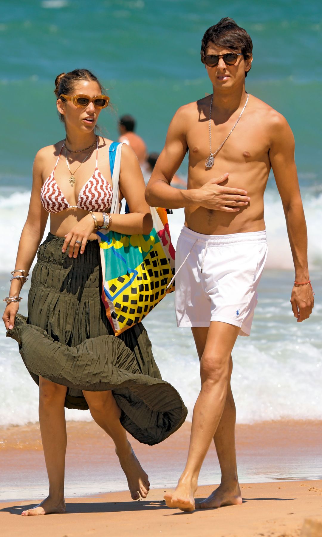 Un año después de convertirse en pareja, Andrés Roca Rey y Marina pasean relajados por las playas de Cádiz, donde, muy cerca, aunque en la provincia de Sevilla, el diestro tiene su finca