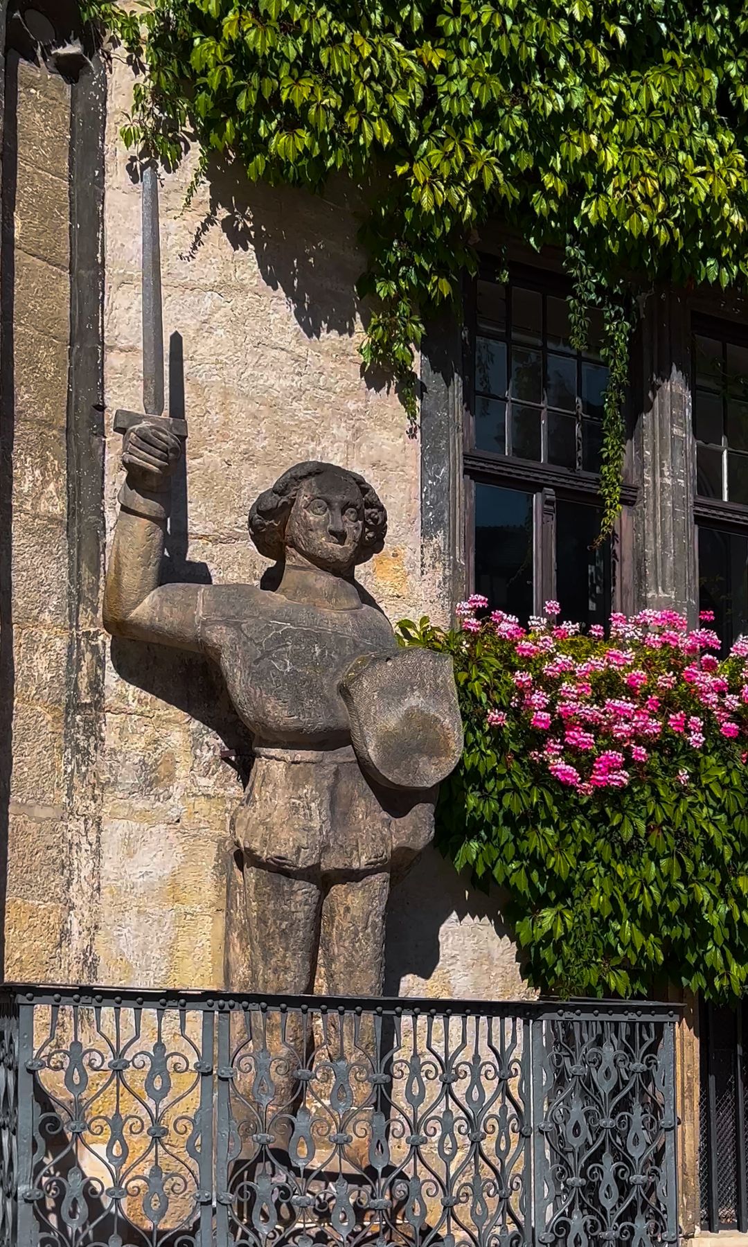 Quedlinburg, la ciudad medieval de Alemania con más casas de cuento repletas de entramados de madera. Figura junto a la fachada del Ayuntamiento