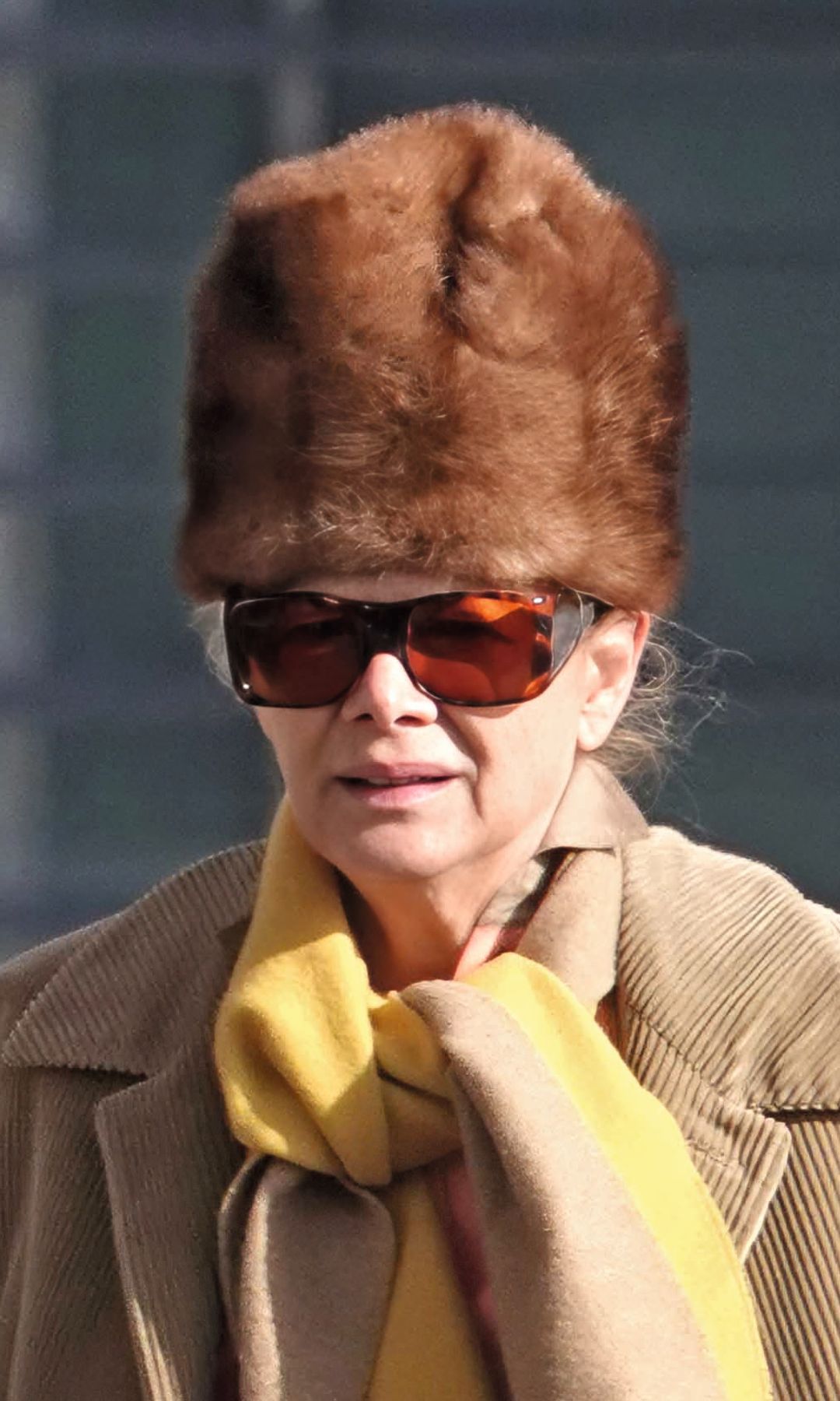 Lady Elena Foster con gorro marrón 