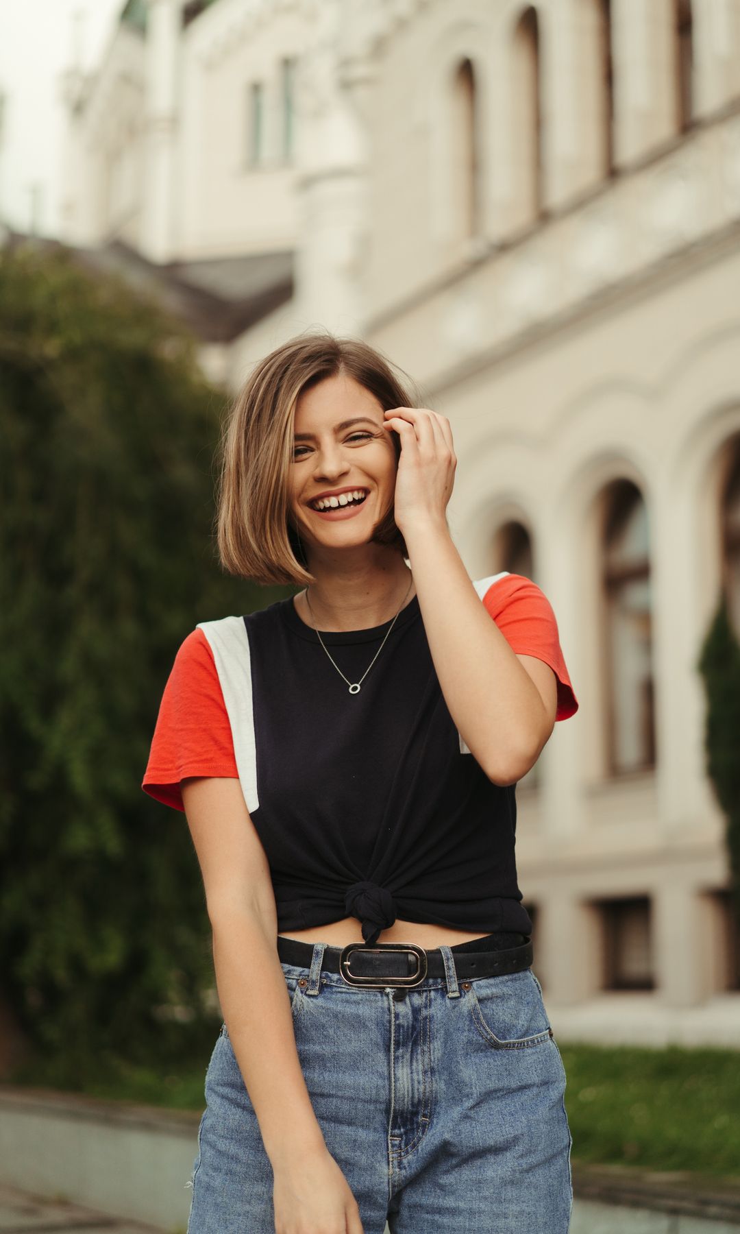 Mujer joven riéndose y feliz