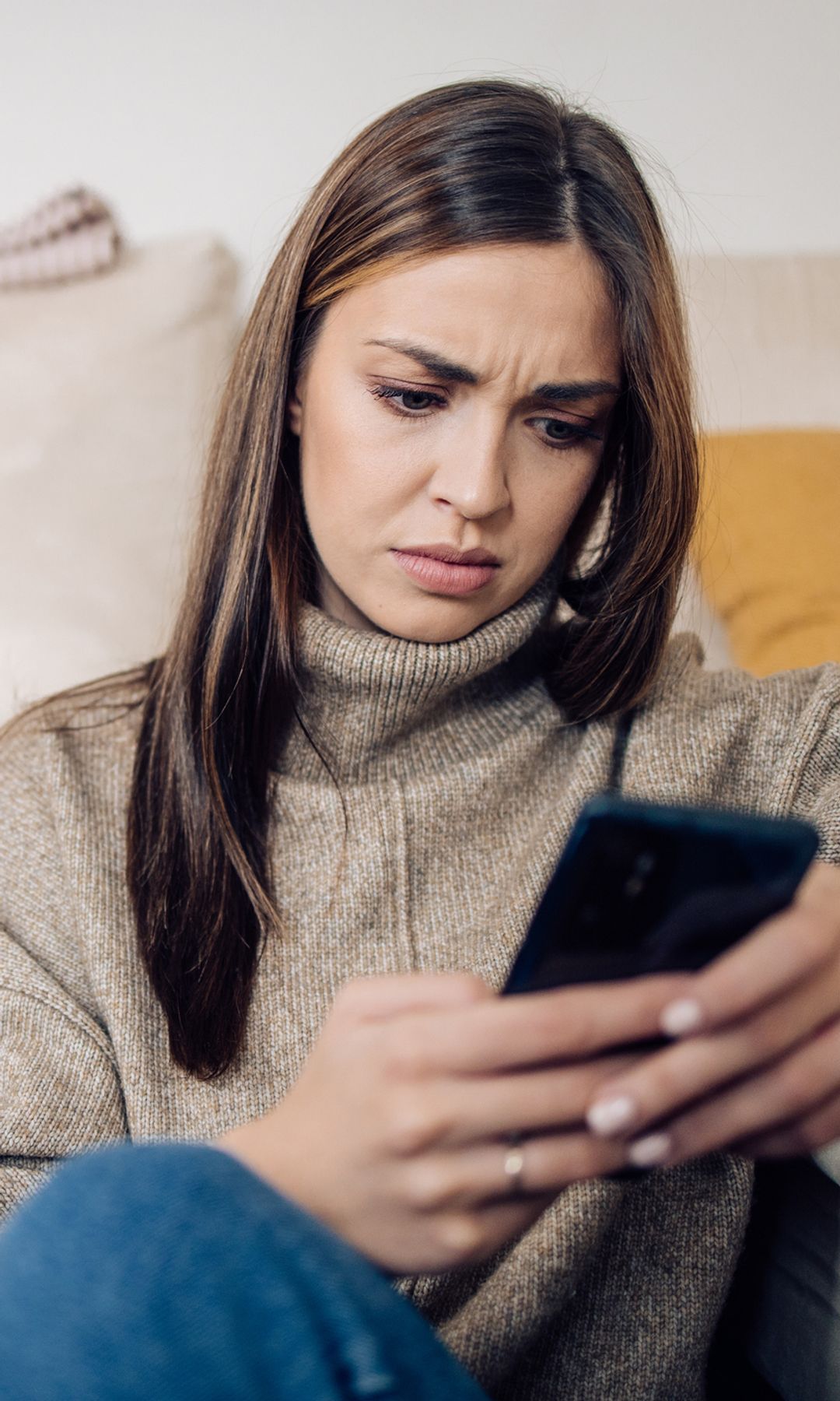 chica mirando el movil seria