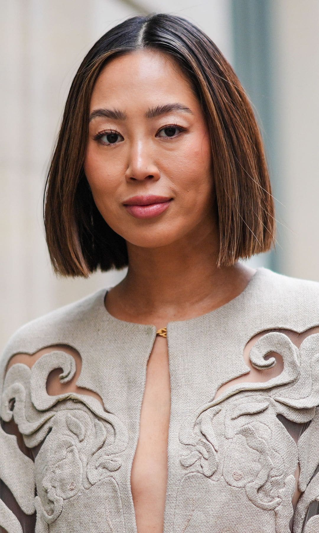  Mujer con cabello castaño