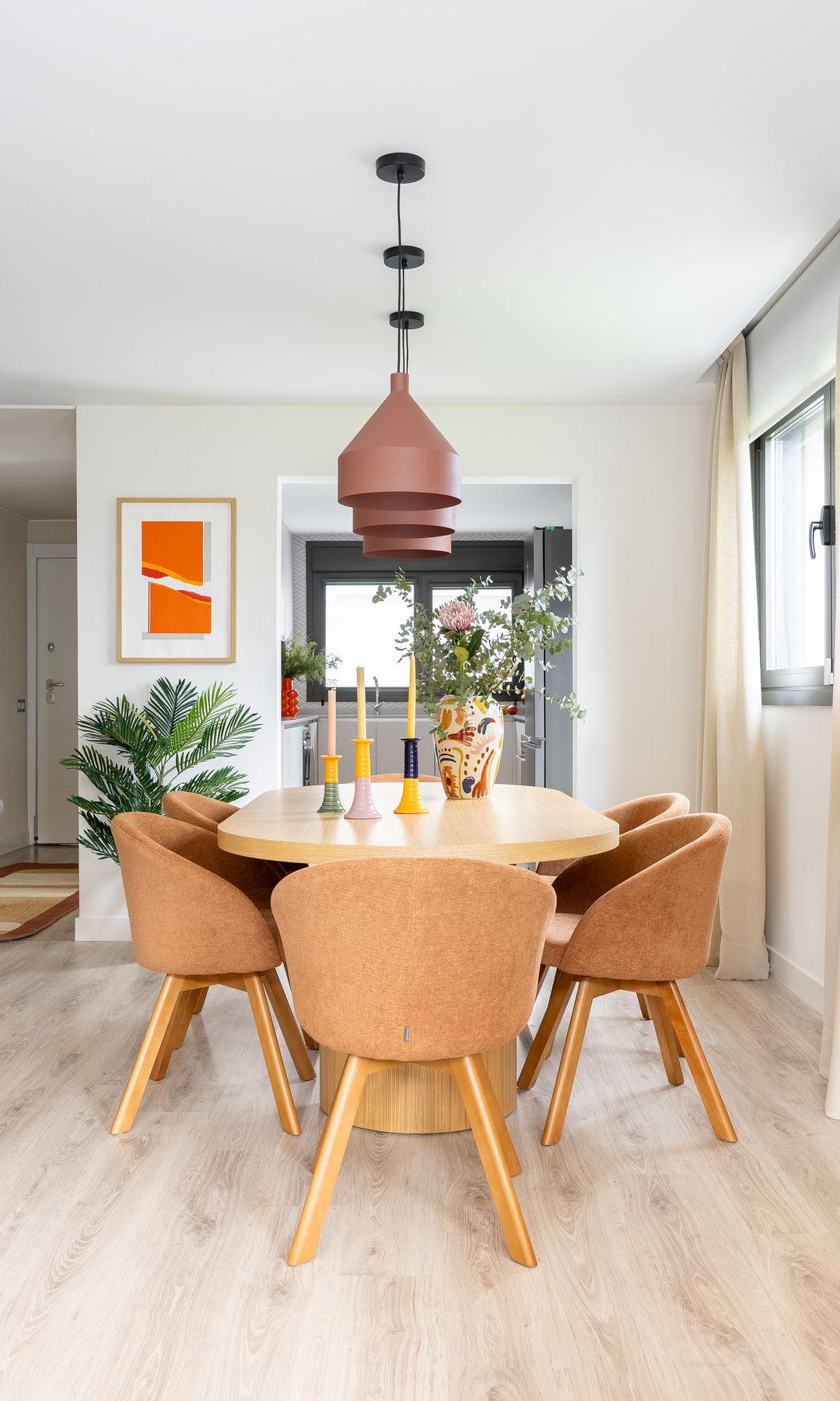 Comedor: paso hacia la cocina