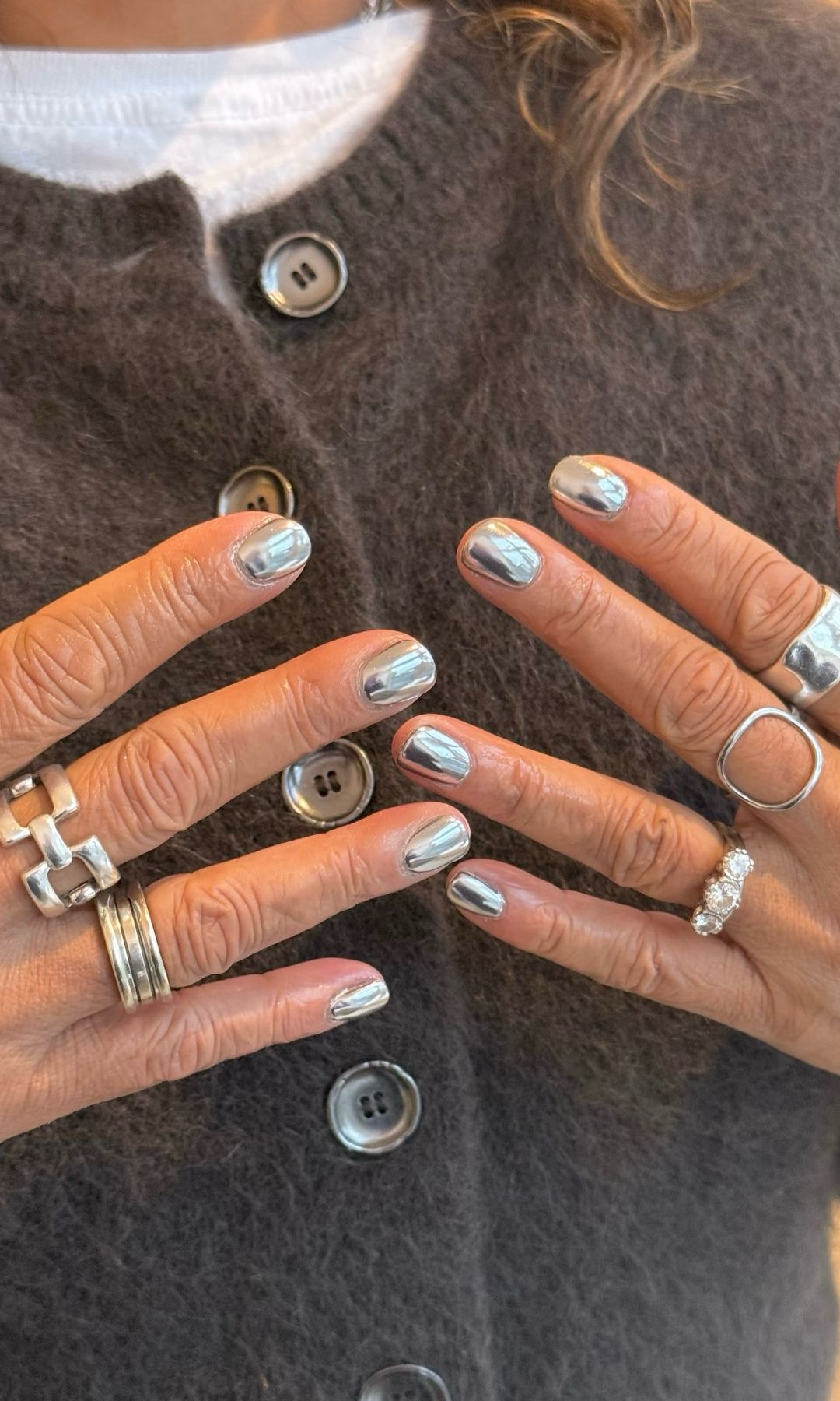 Manicura en color plata y acabado liso 