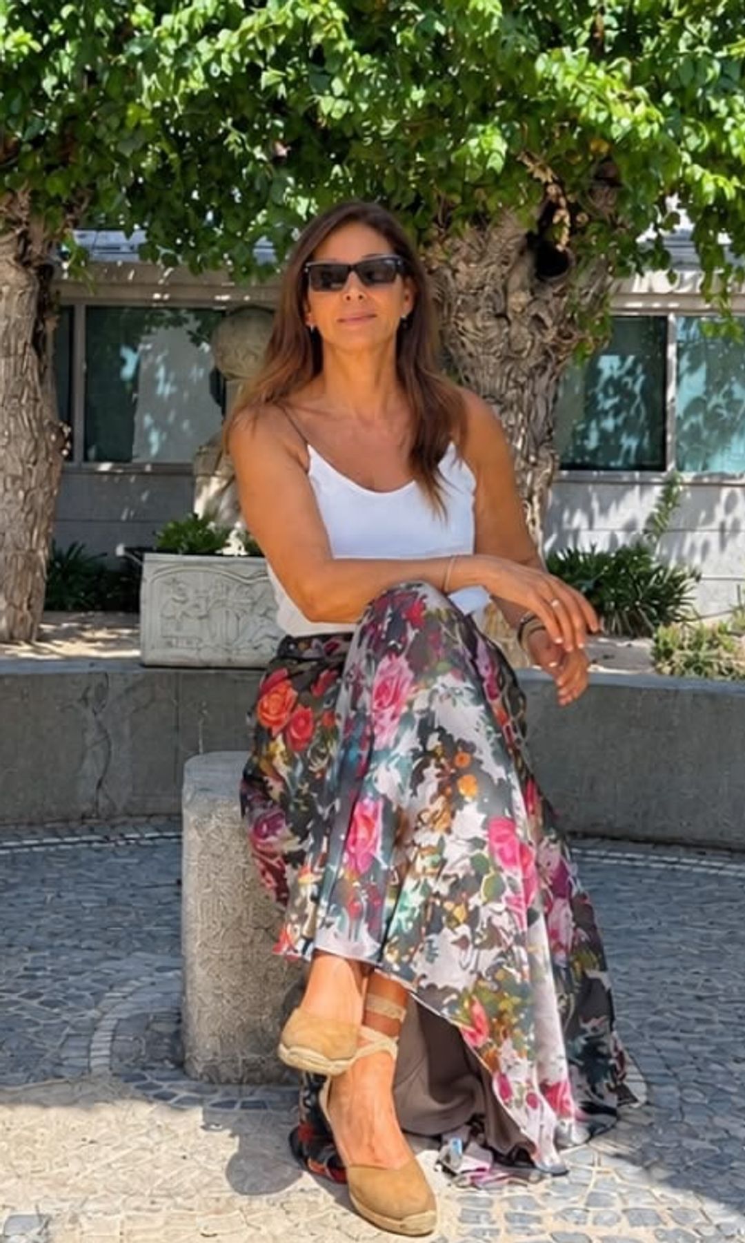 Mariló Montero se mete en el armario de Rocío Crusset: la falda de flores que madre e hija se prestan y que ella lleva con un aire joven y elegante