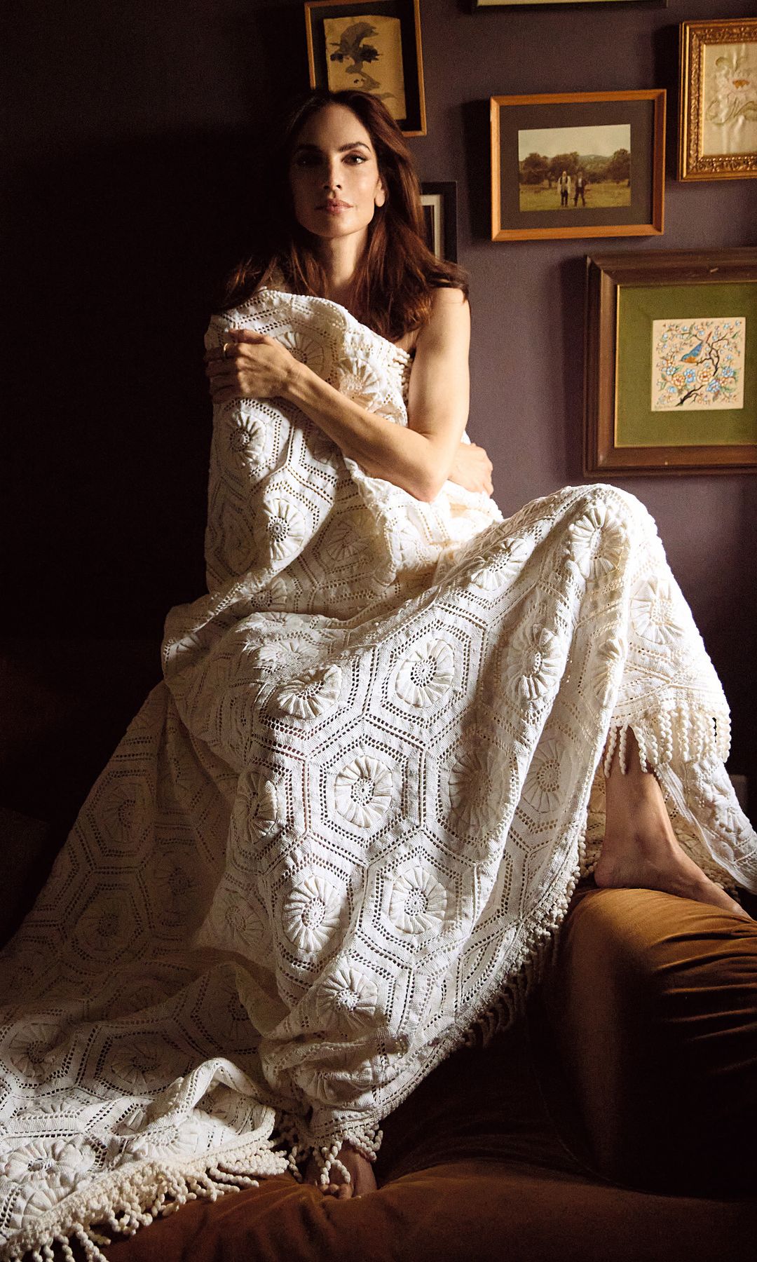 Eugenia Silva posa envuelta en una colcha extremeña de su familia