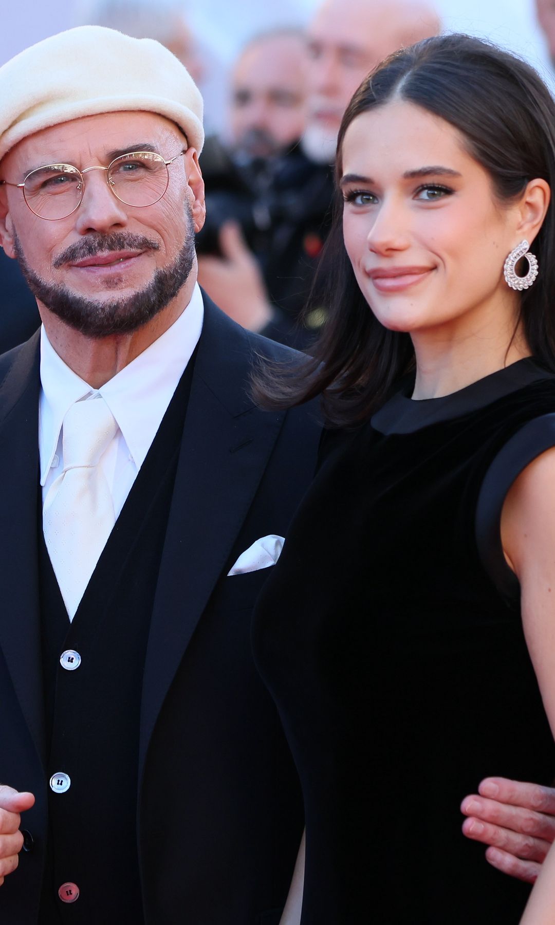 Ella Travolta y John Travolta posan juntos en el Festival de Cannes.