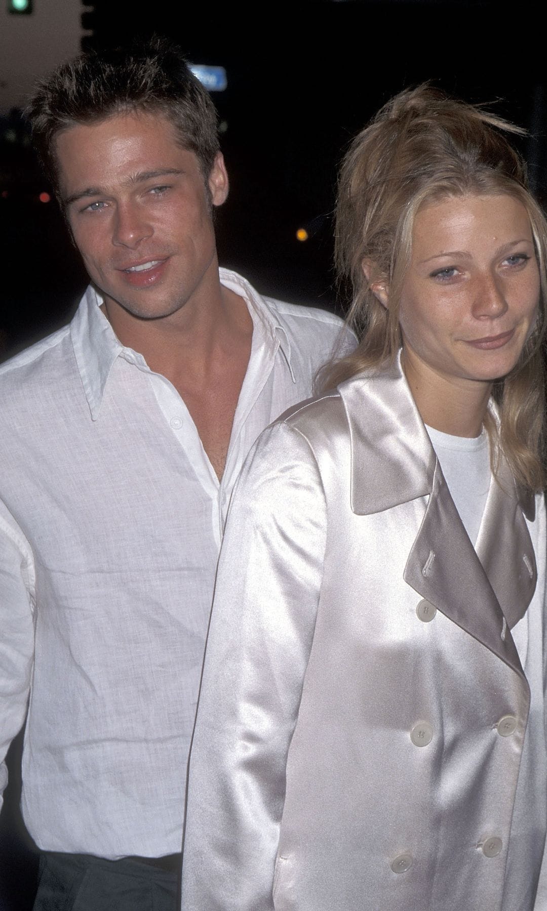Gwyneth Paltrow llevando un messy bun junto a Brad Pitt