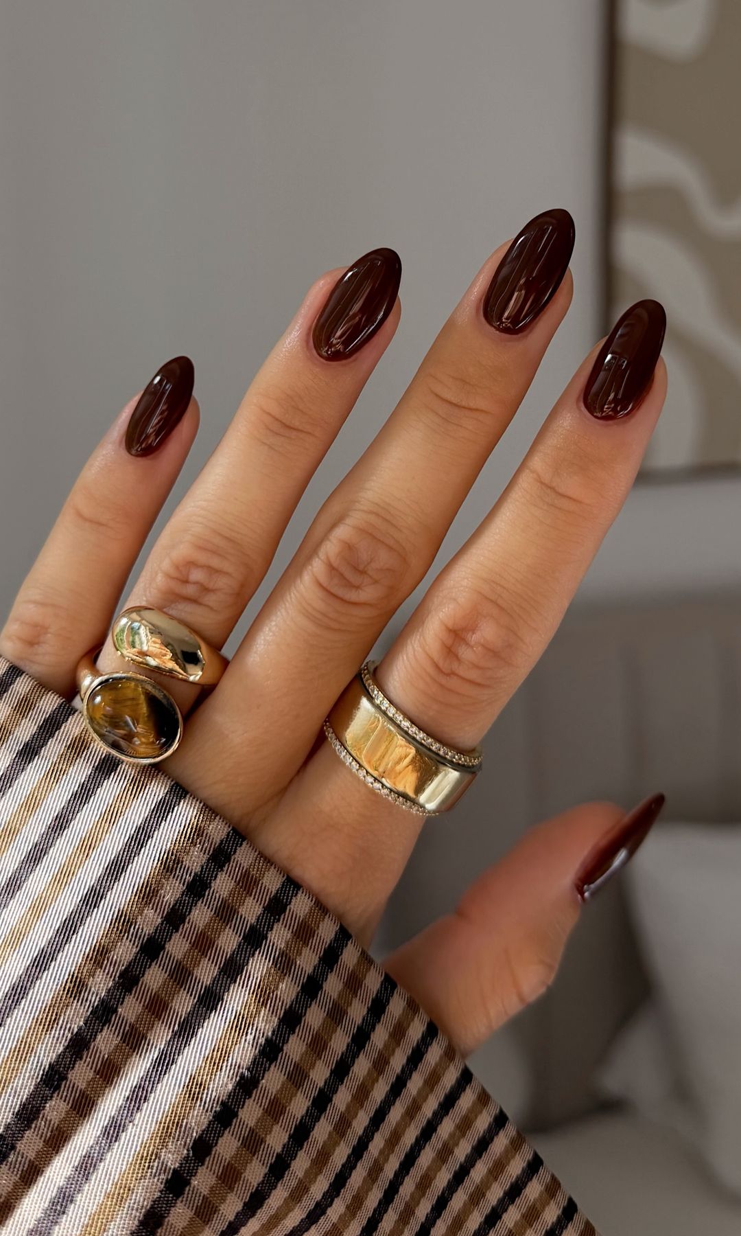Manicura en marrón chocolate
