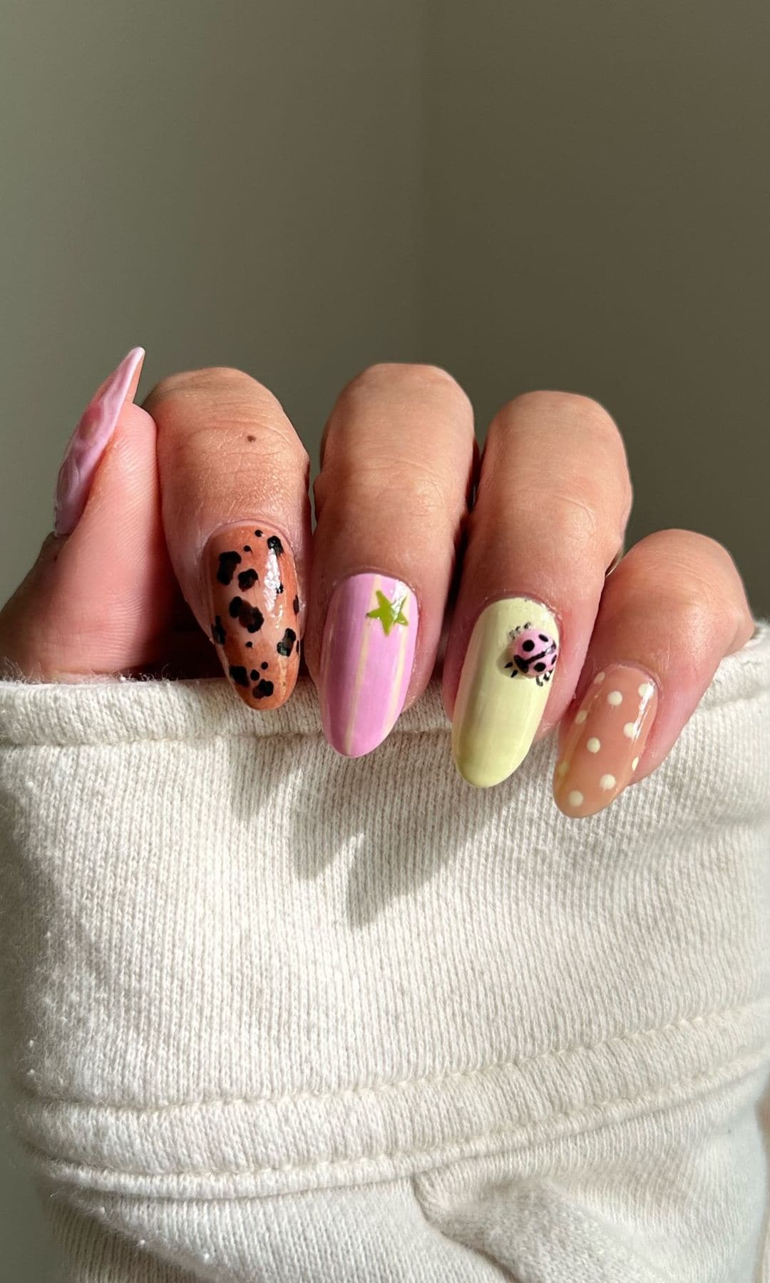 Manicura con mariquitas y estampados variados