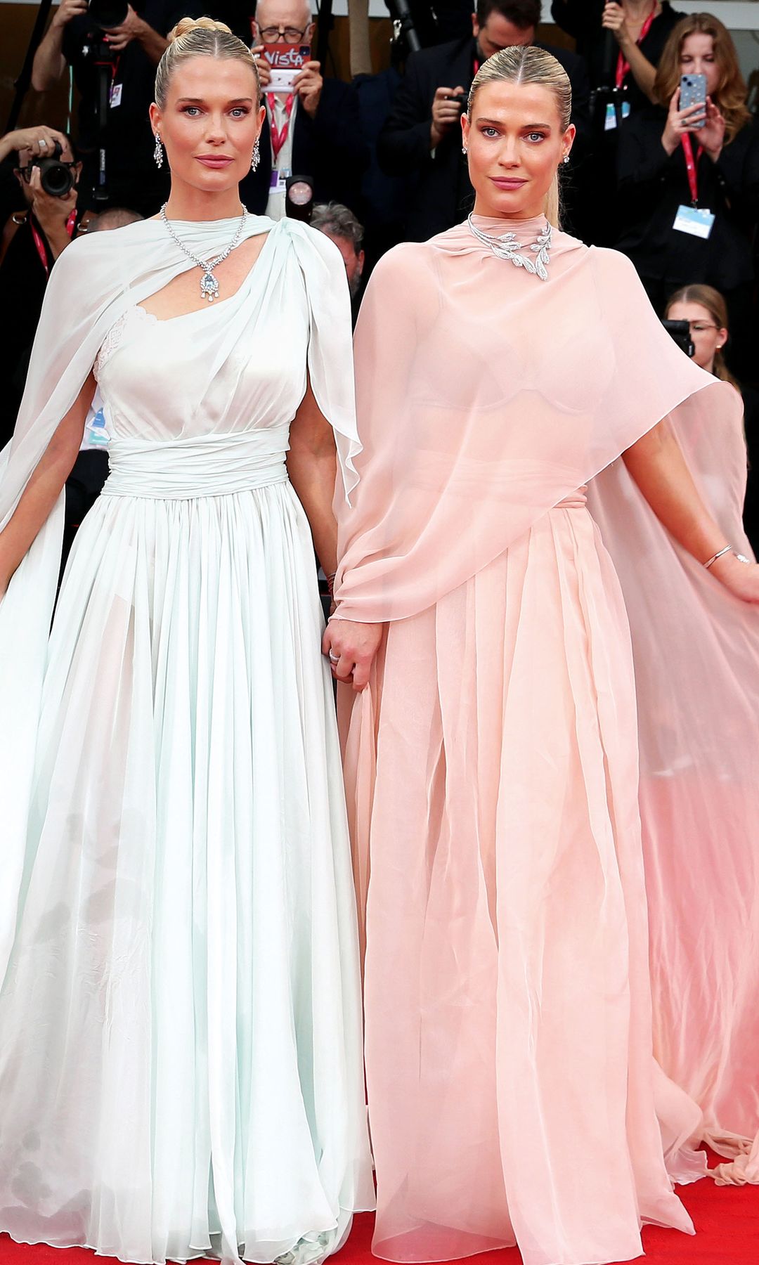 Como es habitual en ellas, las sobrinas gemelas de la recordada Diana de Gales, Lady Amelia y Lady Eliza Spencer, coordinaron sus estilismos con vestidos vaporosos de Cappellazzo y piezas de alta joyería de Damiani. Lady Eliza (de rosa) se acaba de comprometer con Channing Millerd