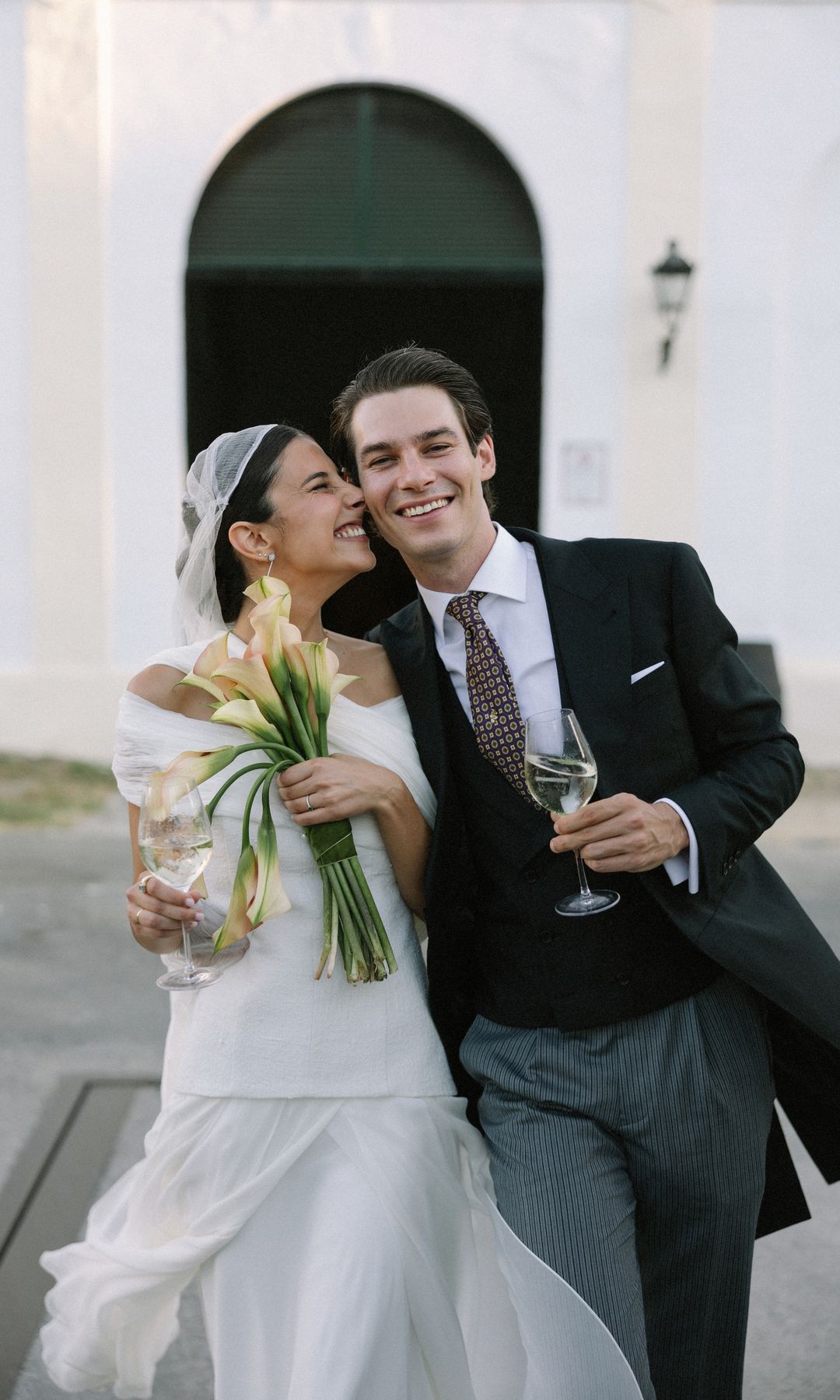 La boda de Lola y Edu en Jerez con velo a lo julieta