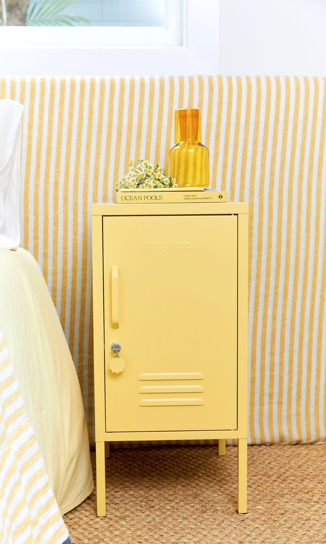 Mueble auxiliar como mesita de noche, en amarillo soft, de Mustard