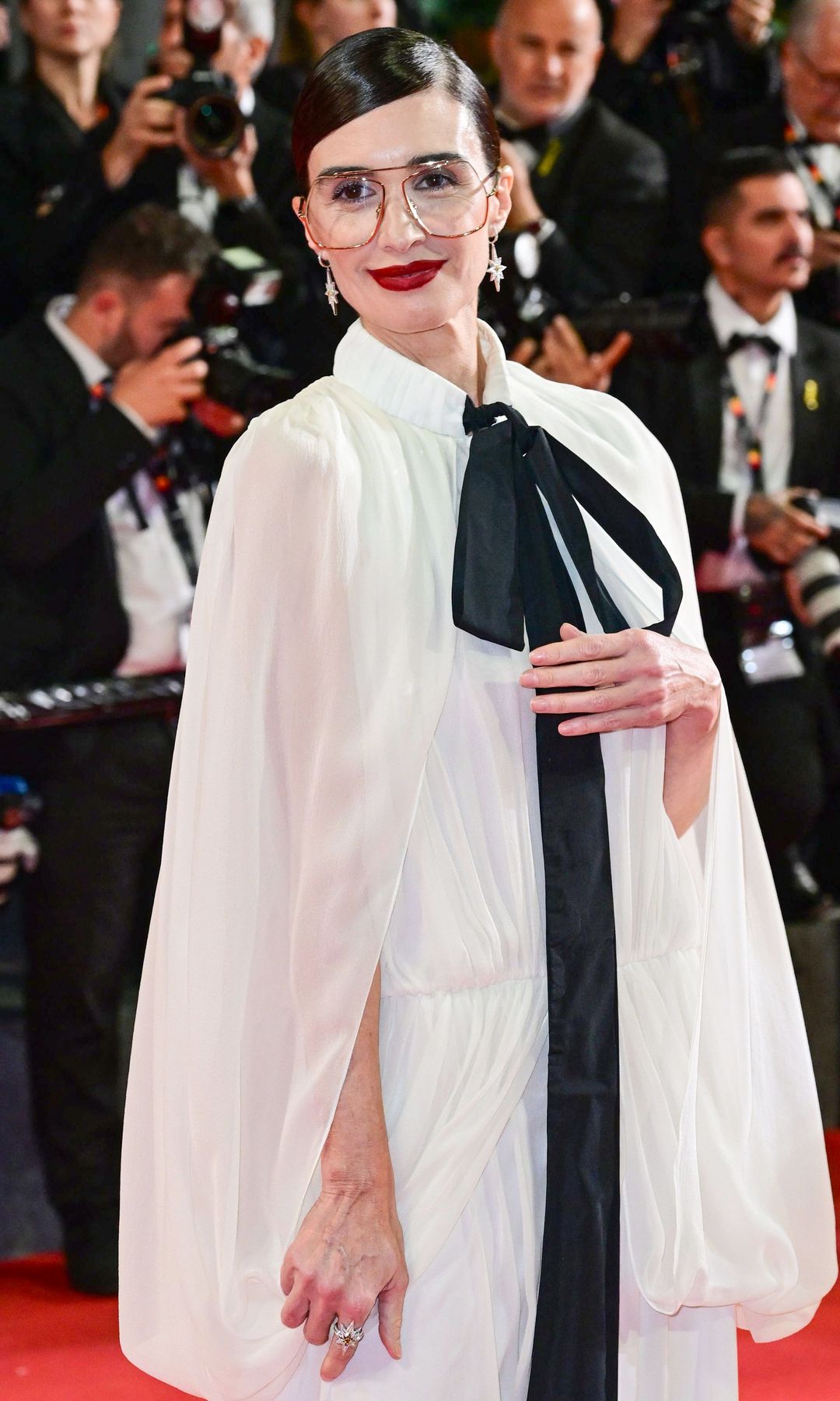 El vestido de seda de Paz Vega en la alfombra roja de Cannes tiene sello español y una silueta de inspiración escultórica