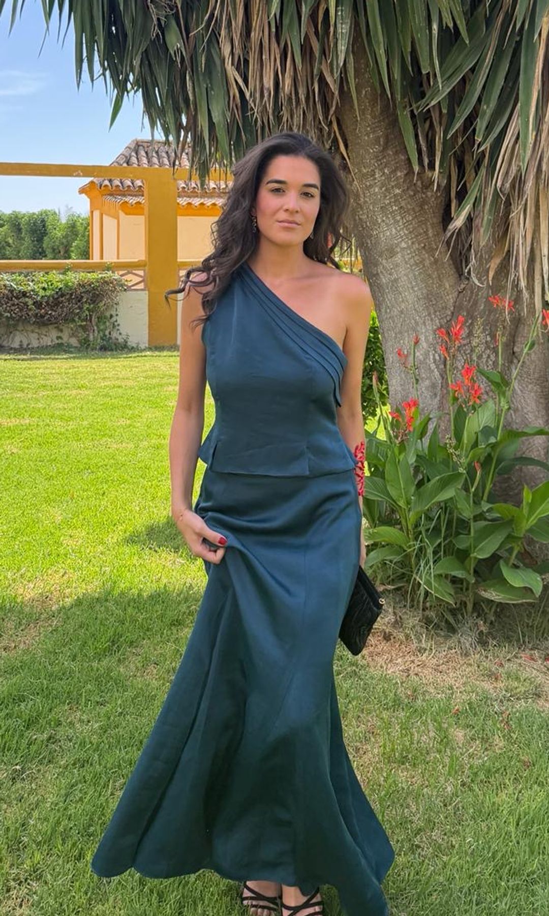 Bárbara Mirjan con conjunto de invitada para una boda