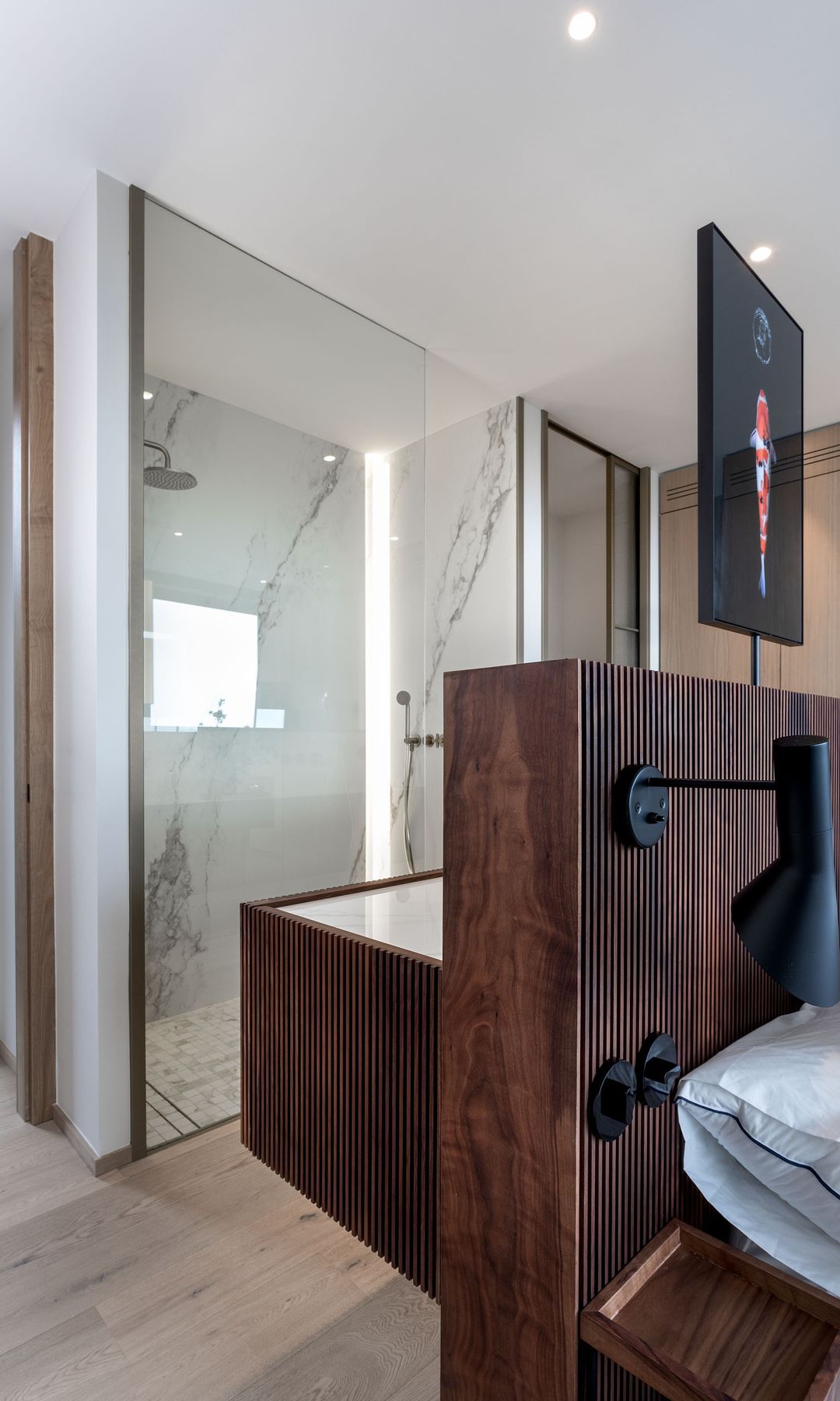 Cabecero exento con baño detrás