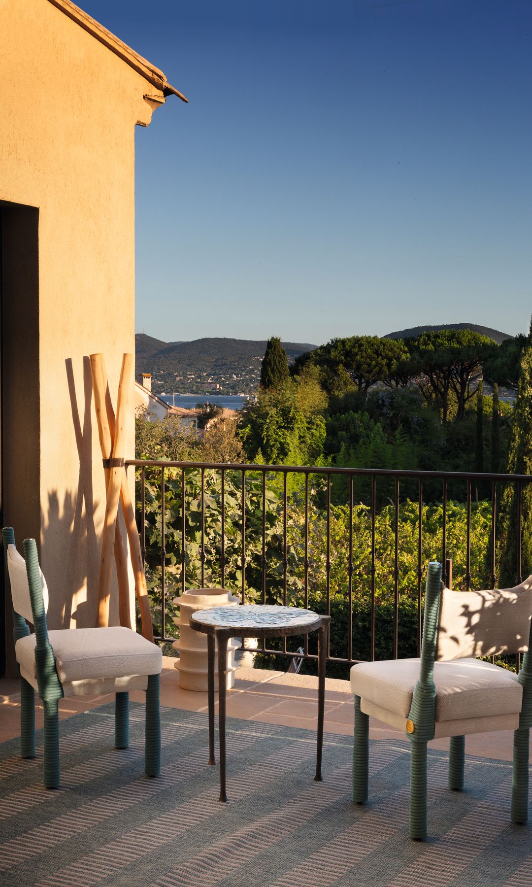 STÉPHANIE COUTAS LA DECORADORA FAVORITA DE LAS GRANDES FORTUNAS, NOS ABRE LAS PUERTAS DE SU FABULOSA CASA DE VERANO DE SAINT-TROPEZ