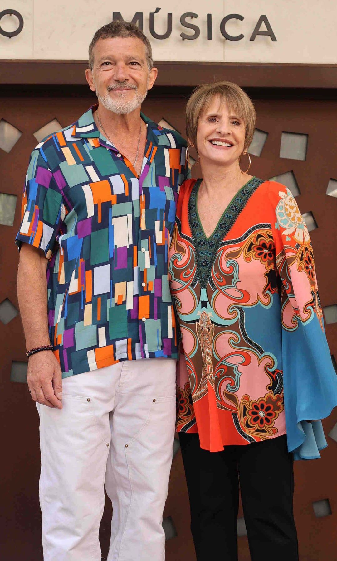 Patti con Antonio Banderas, al entregarle el pasado 10 de junio la medalla de oro LUX DUCTOR, en el Teatro del Soho CaixaBank, en Málaga, donde posteriormente abrió su gira. Este premio reconoce a artistas excepcionales que han iluminado las artes escénicas
