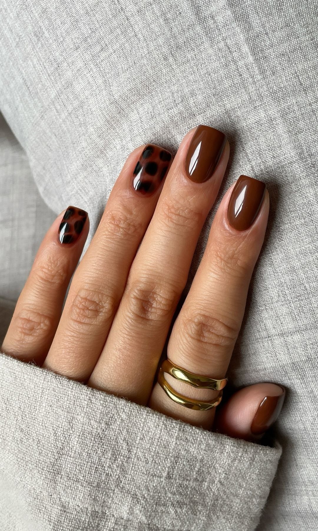 Manicura en tonos marrón